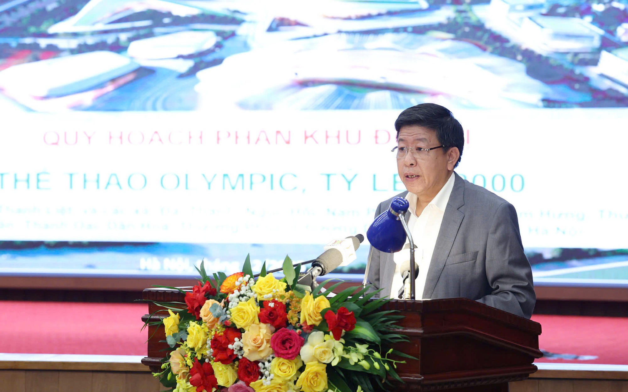 Phó Chủ tịch Thường trực UBND Thành phố Dương Đức Tuấn trình bày báo cáo chủ trương triển khai thực hiện Dự án đầu tư xây dựng Khu đô thị thể thao Olympic
