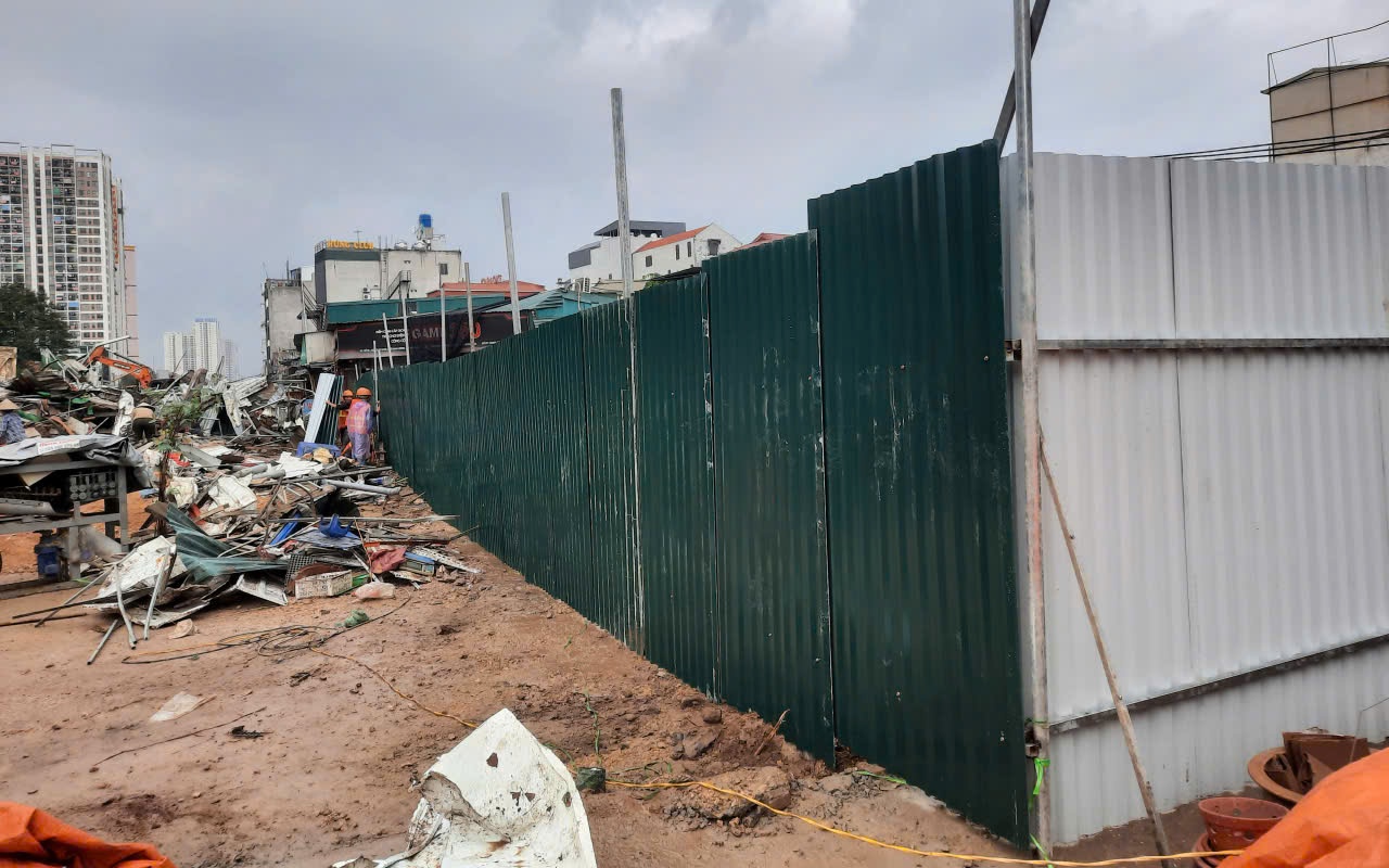 ພື້ນທີ່ທັງໝົດຖືກລ້ອມຮົ້ວດ້ວຍເຫຼັກລວດລາຍ ແລະ ມອບໃຫ້ໜ່ວຍງານກໍ່ສ້າງ. Toàn bộ khu vực được rào tôn, bàn giao cho đơn vị thi công