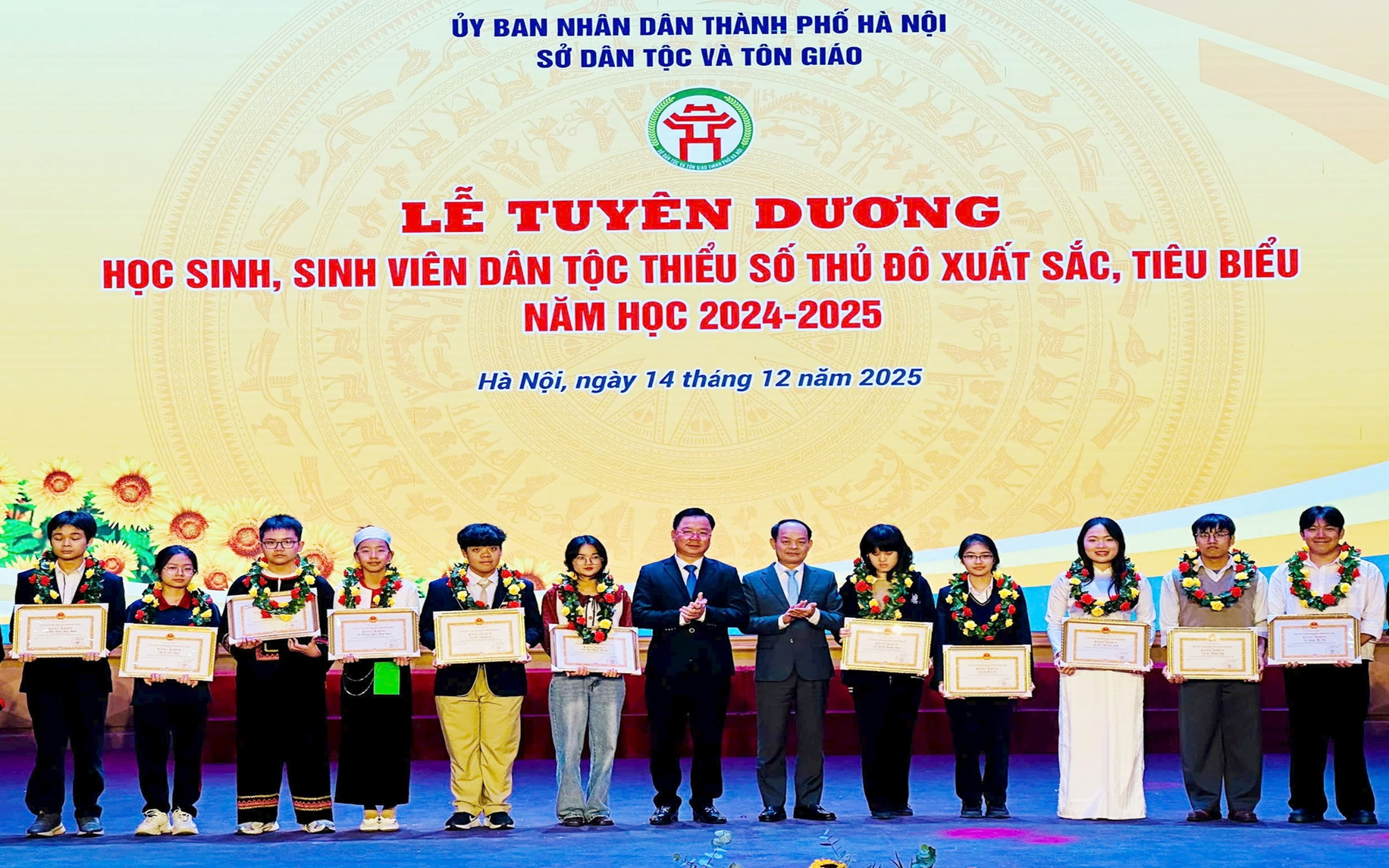 Phó Trưởng ban Tuyên giáo và Dân vận Thành ủy Hà Nội Đinh Văn Khóa và Giám đốc Sở Dân tộc và Tôn giáo thành phố Hà Nội Nguyễn Sỹ Trường trao Bằng khen của Chủ tịch UBND thành phố Hà Nội cho 20 học sinh, sinh viên tiêu biểu. 