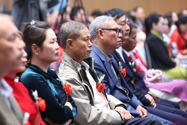 Prime Minister holds 2025 dialogue with farmers on technology innovation and digital transformation- Ảnh 4.
