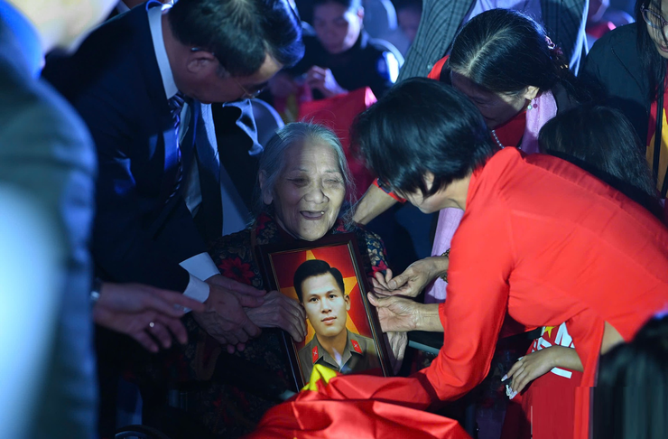 Immortal journey honors nearly 300 outstanding sons and daughters of Hanoi- Ảnh 4.