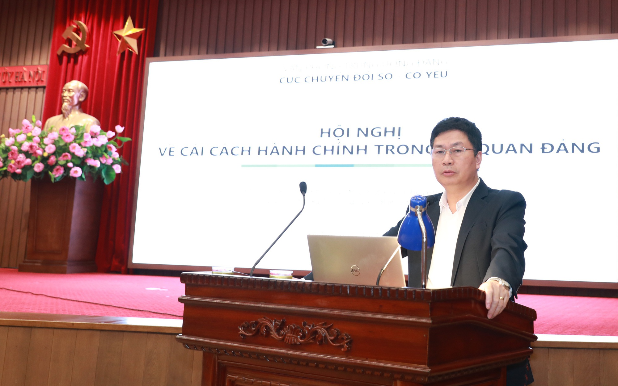 Phó Cục trưởng Cục chuyển đổi số - Cơ yếu (Văn phòng Trung ương Đảng) Phạm Thế Bính truyền đạt tại hội nghị