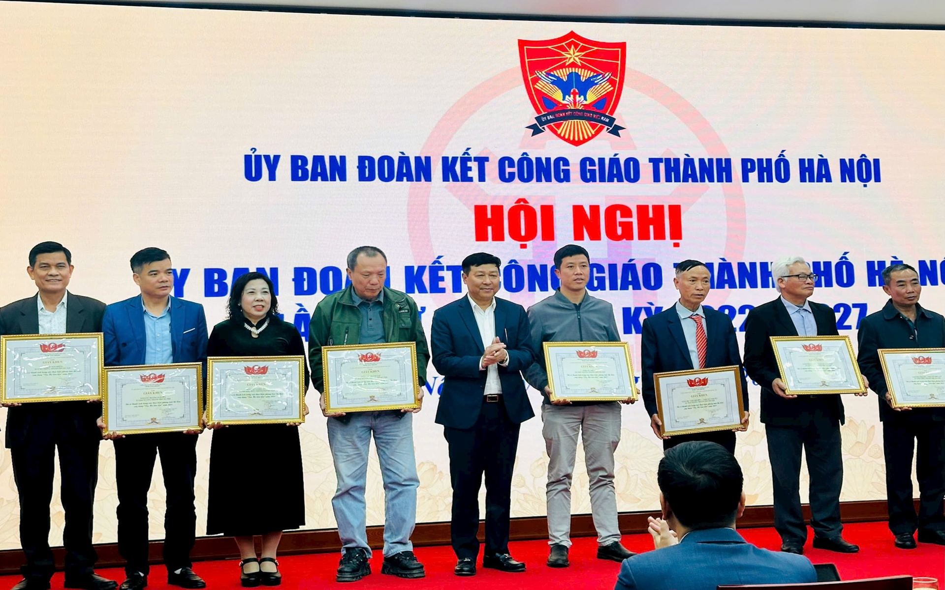 Phó Chủ tịch Thường trực Ủy ban Mặt trận Tổ quốc Việt Nam thành phố Hà Nội Phạm Anh Tuấn khen thưởng các tập thể, cá nhân tại Hội nghị.