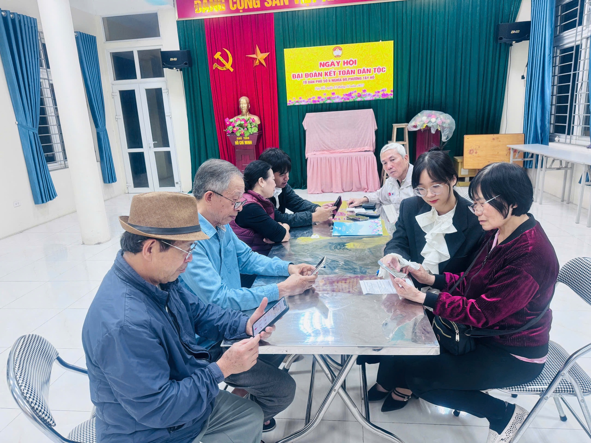 Tổ Chuyển đổi số lưu động và phản ứng nhanh phường Tây Hồ ra quân hỗ trợ người dân tạo và sử dụng chữ ký số trên VNeID- Ảnh 2.