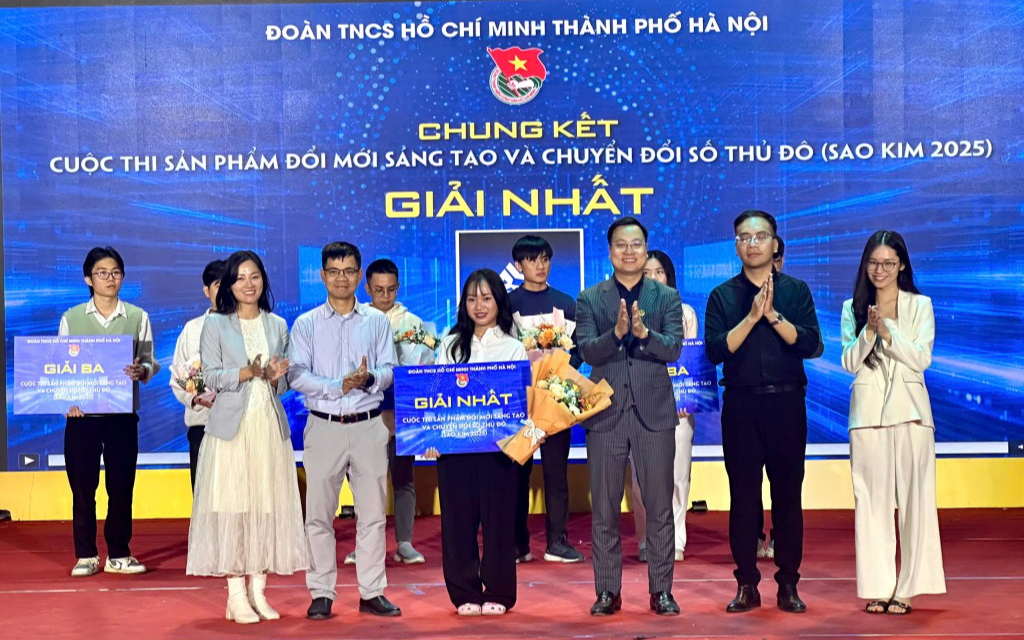 Phó Bí thư Thành đoàn Hà Nội Trần Quang Hưng trao giải Nhất cho đội BlockYouth.