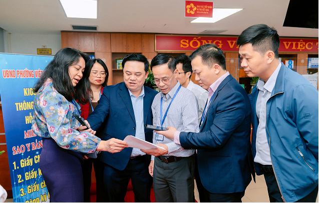 Phường Việt Hưng tăng tốc cải cách hành chính – đột phá với Kiosk thông minh – hỗ trợ thực hiện dịch vụ công trực tuyến “Vì dân phục vụ”- Ảnh 3.