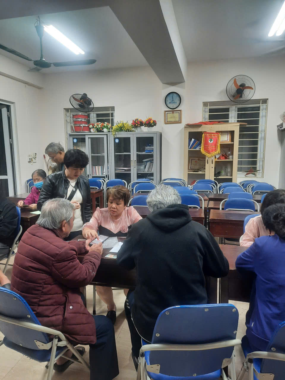 Tổ Chuyển đổi số lưu động và phản ứng nhanh phường Tây Hồ ra quân hỗ trợ người dân tạo và sử dụng chữ ký số trên VNeID- Ảnh 3.