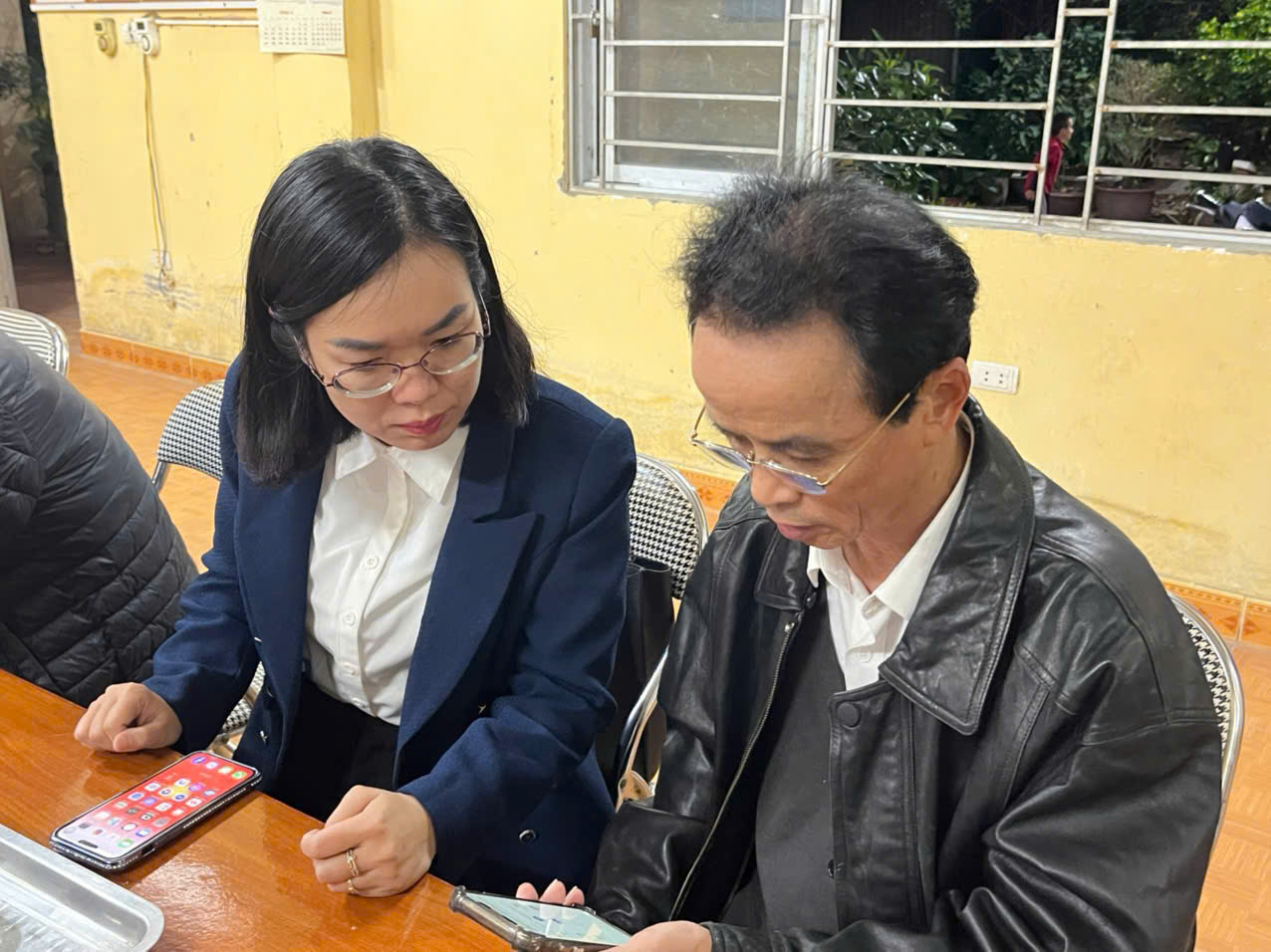 Tổ Chuyển đổi số lưu động và phản ứng nhanh phường Tây Hồ ra quân hỗ trợ người dân tạo và sử dụng chữ ký số trên VNeID- Ảnh 1.