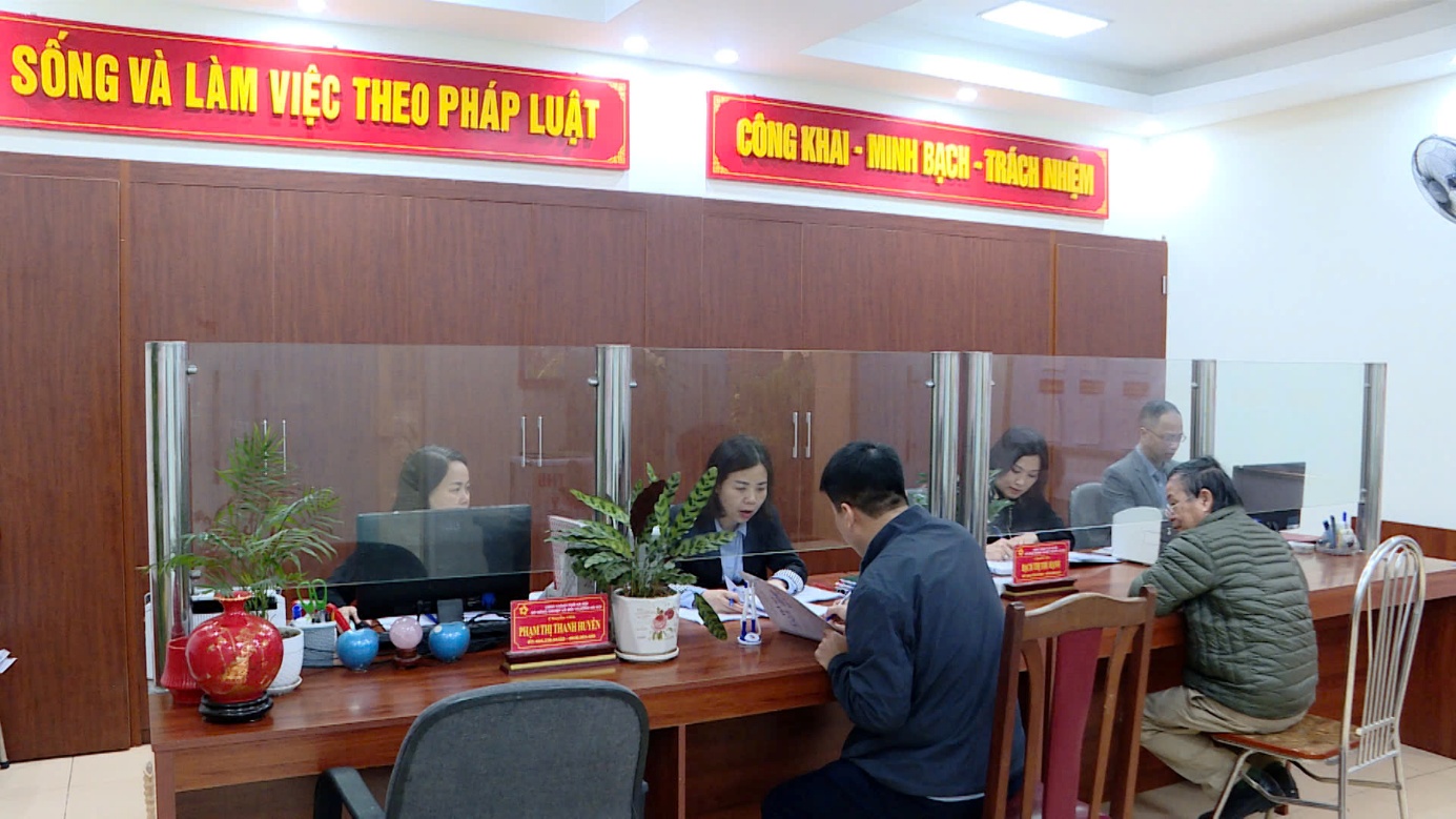 Sở Nông nghiệp và Môi trường Hà Nội đẩy mạnh công tác thông tin, tuyên truyền về cải cách hành chính- Ảnh 1. People sitting at a table with a glass partition Description automatically generated