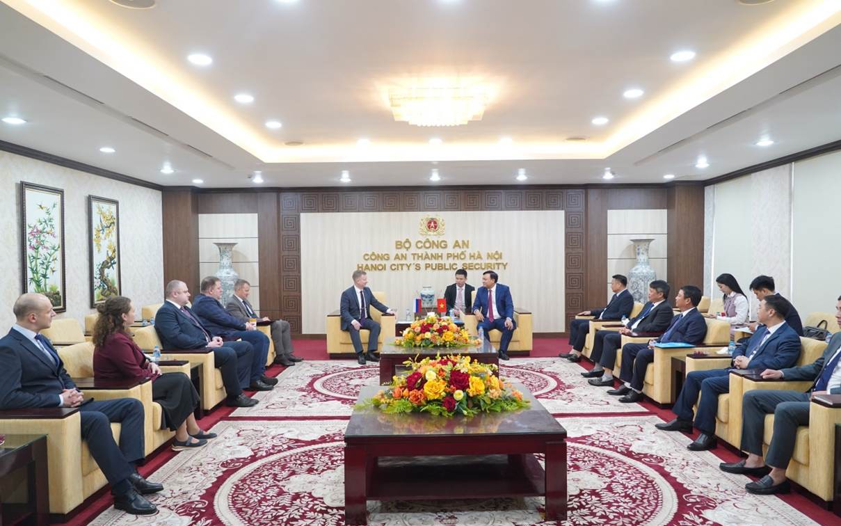 Đại tá Nguyễn Tiến Đạt - Phó Giám đốc Công an thành phố Hà Nội chủ trì tiếp đón Đoàn chuyên gia Tổng cục Nội vụ thành phố Mát-xcơ-va (Liên bang Nga)