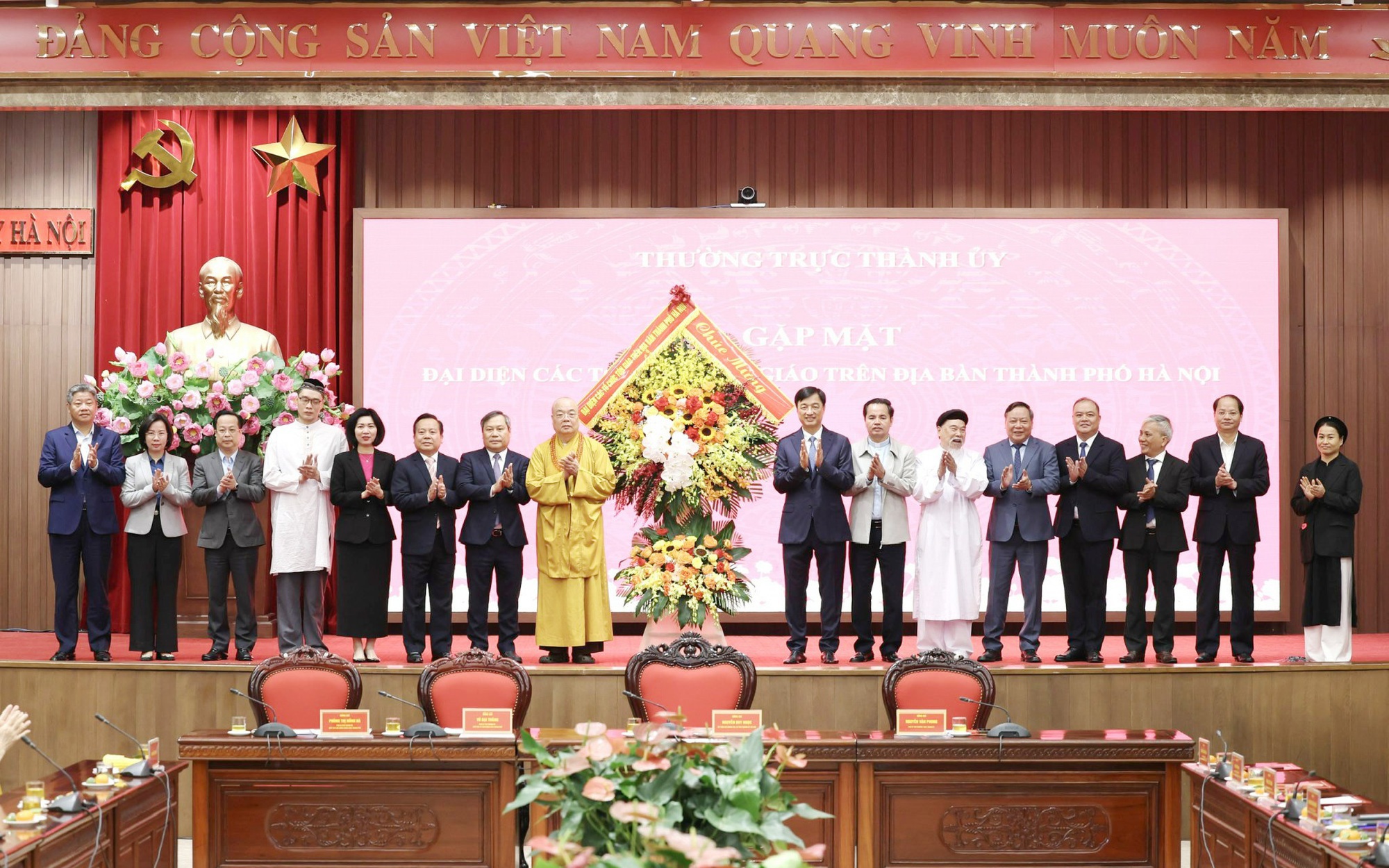 Đại diện các tổ chức tôn giáo trên địa bàn Thủ đô tặng hoa chúc mừng Thành ủy Hà Nội