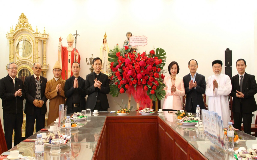 Ủy viên Ban Thường vụ Thành ủy, Chủ tịch Ủy ban MTTQ Việt Nam thành phố Hà Nội Bùi Huyền Mai cùng lãnh đạo Thành phố tặng hoa chúc mừng Giáo xứ Bằng Sở nhân dịp Lễ Giáng sinh 2025.