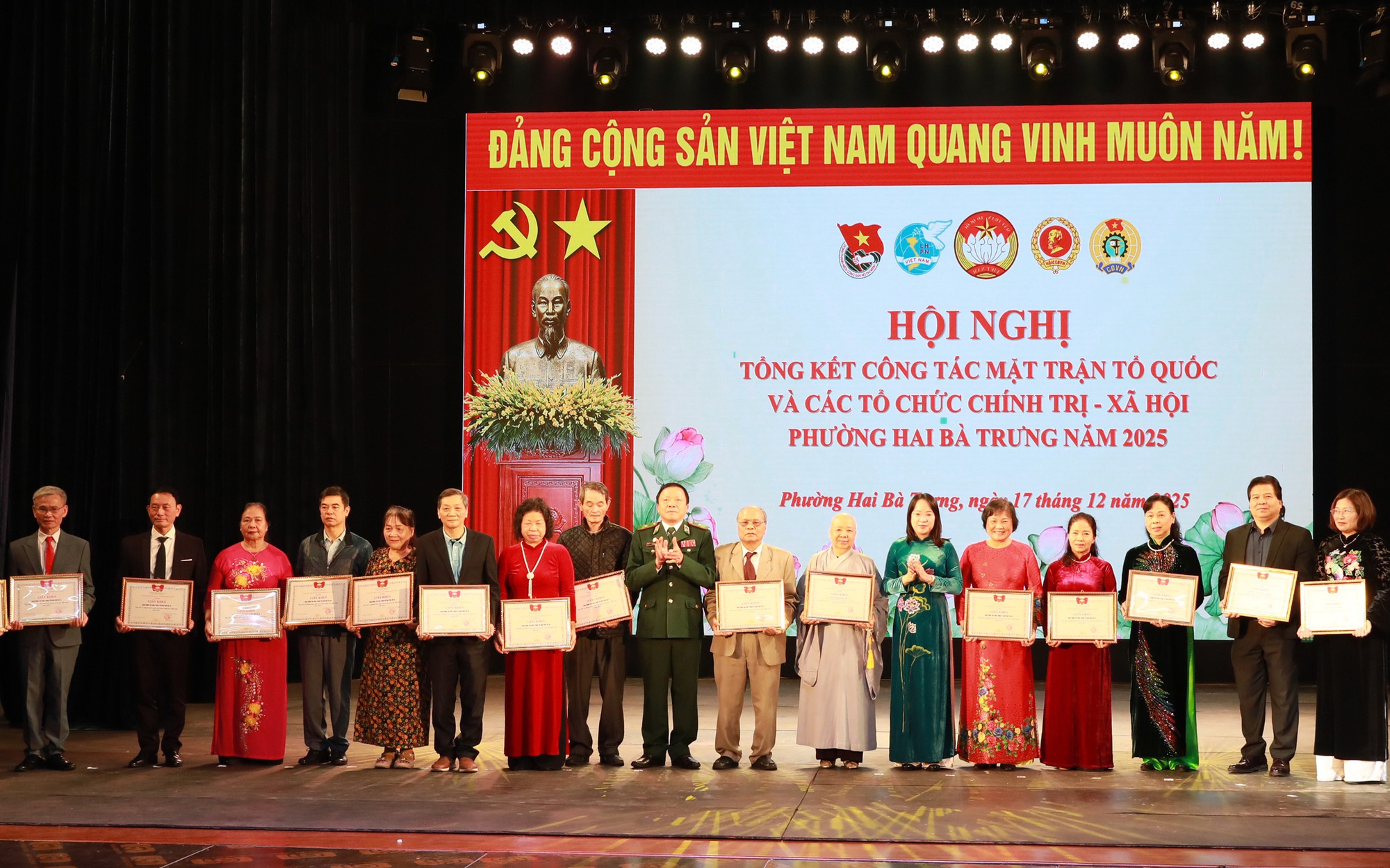 Khen thưởng các tập thể, cá nhân có thành tích xuất sắc năm 2025