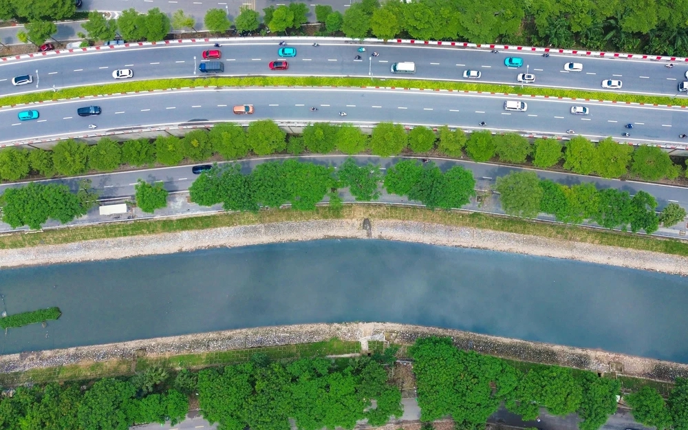 Hanoi to launch project renovating parks along To Lich River banks- Ảnh 1. Cảnh quan sông Tô Lịch đang dần thay đổi tích cực