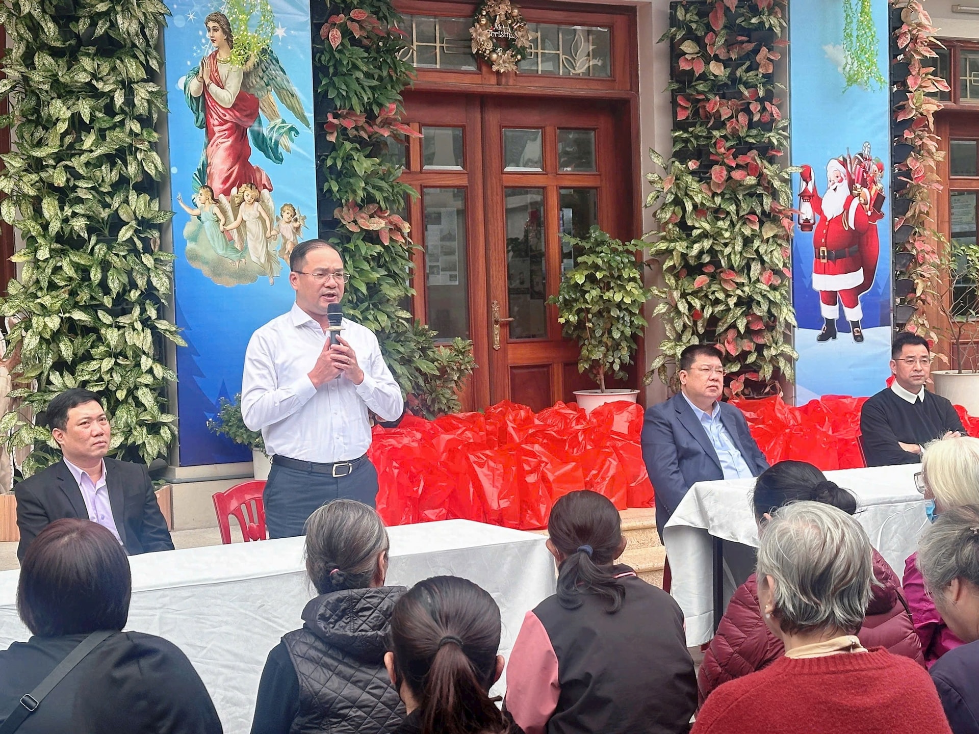 Lãnh đạo phường Đống Đa thăm, chúc mừng Nhà thờ Thái Hà nhân dịp Giáng sinh- Ảnh 2.