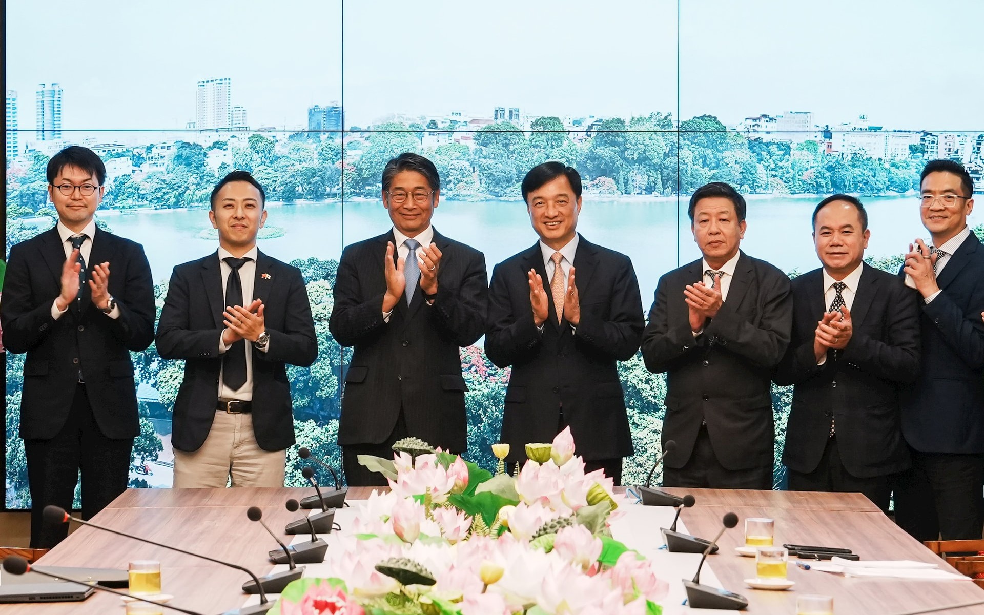 Bí thư Thành ủy Hà Nội Nguyễn Duy Ngọc và đoàn đại biểu Đại sứ quán Nhật Bản tại Việt Nam