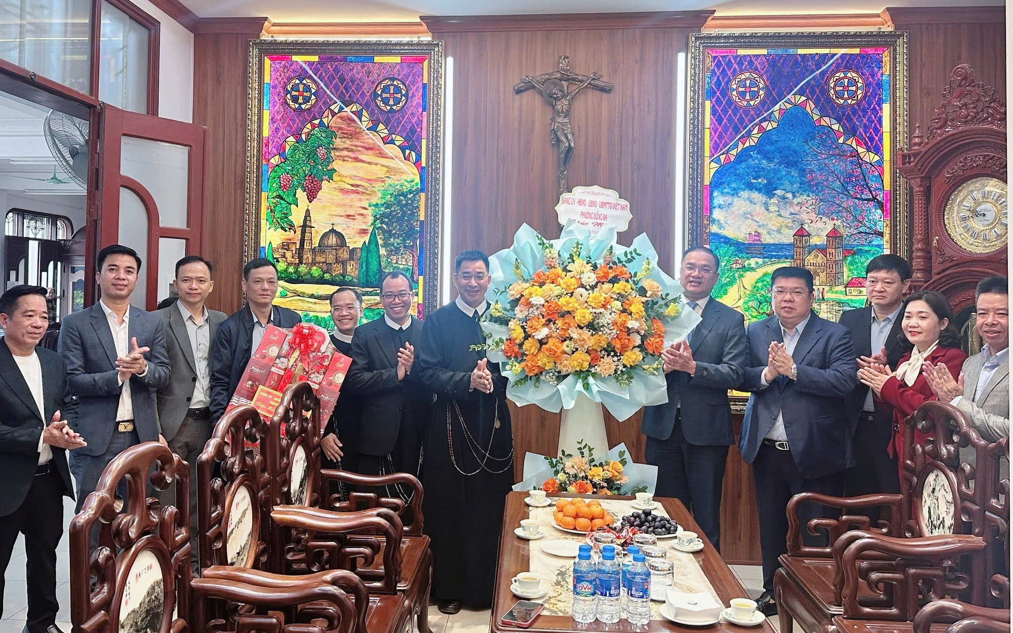 Lãnh đạo phường Đống Đa thăm, chúc mừng Nhà thờ Thái Hà.