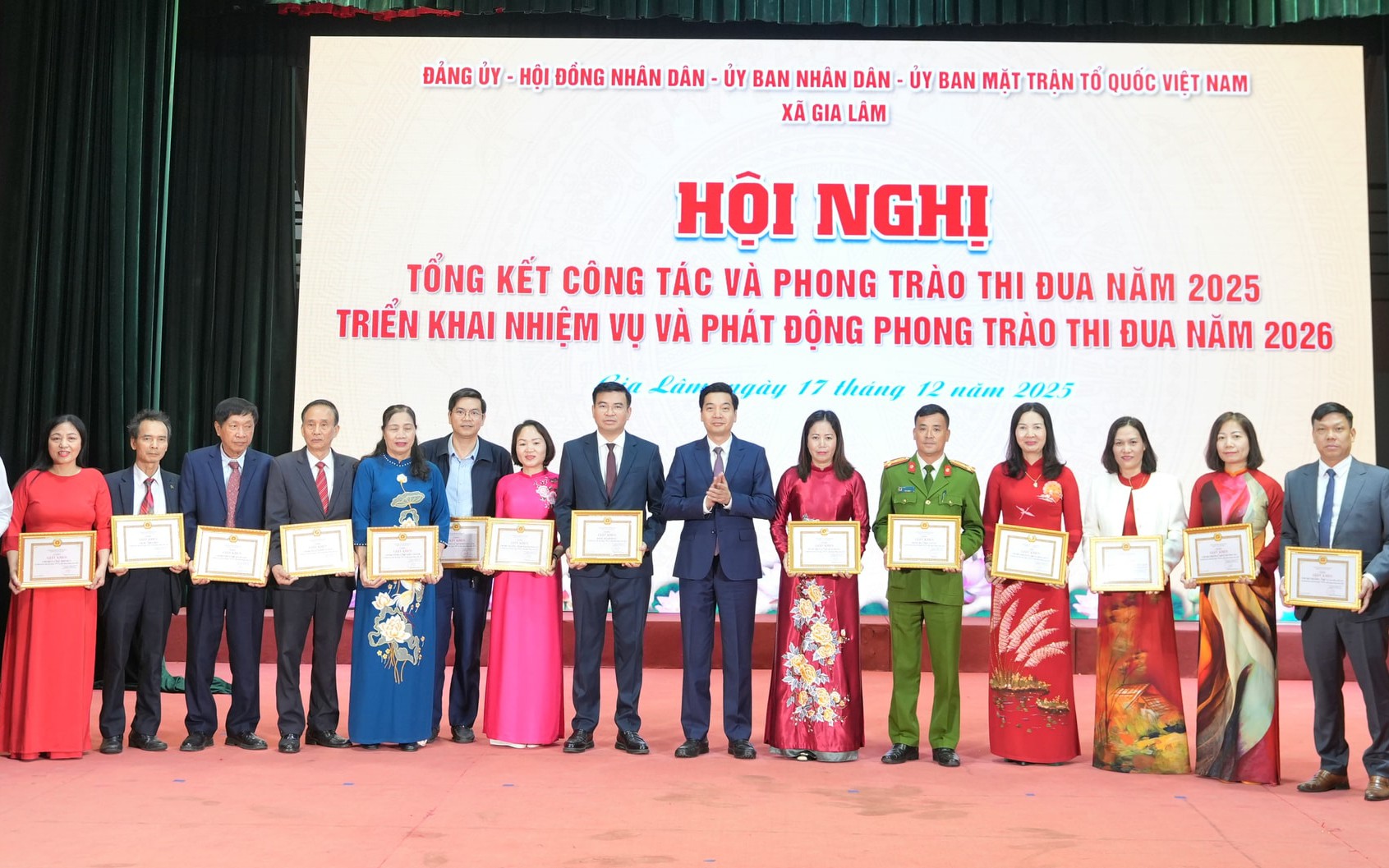 Bí thư Đảng ủy, Chủ tịch HĐND xã Gia Lâm Nguyễn Việt Hà trao khen thưởng các tập thể