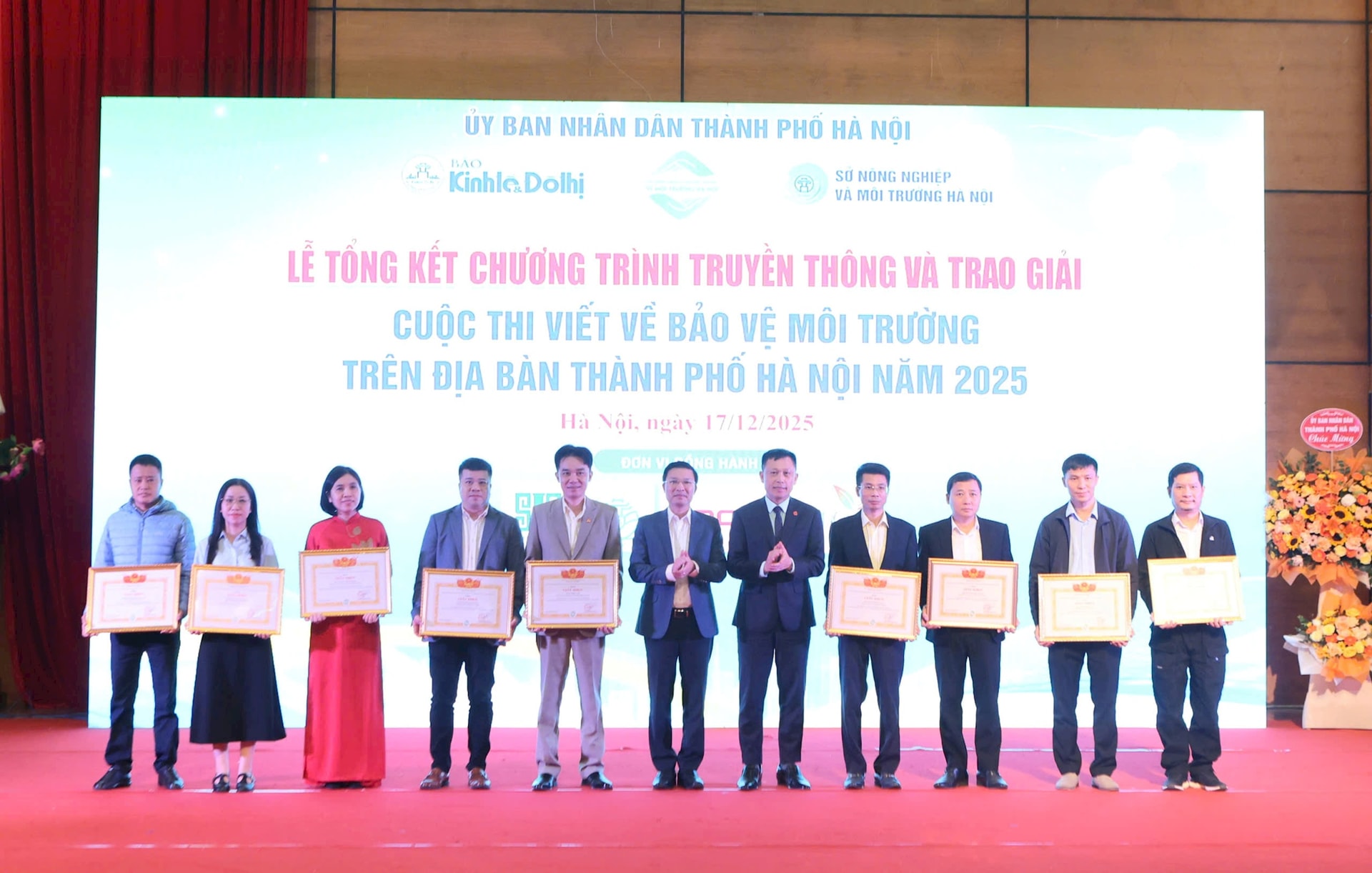 Trao giải cuộc thi viết “Bảo vệ môi trường trên địa bàn thành phố Hà Nội” năm 2025- Ảnh 2.