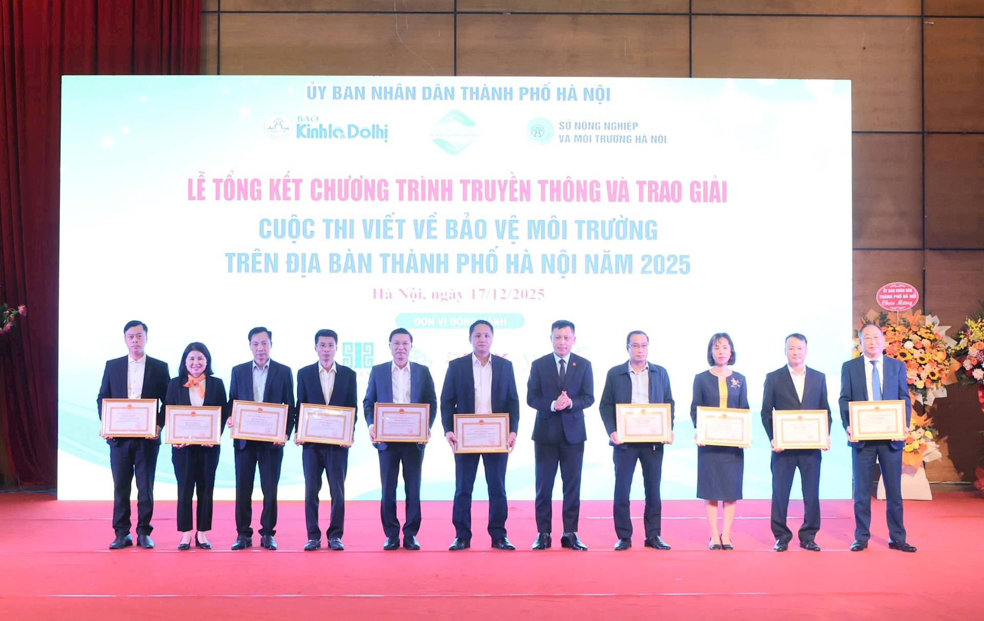 Trao giải cuộc thi viết “Bảo vệ môi trường trên địa bàn thành phố Hà Nội” năm 2025- Ảnh 1.