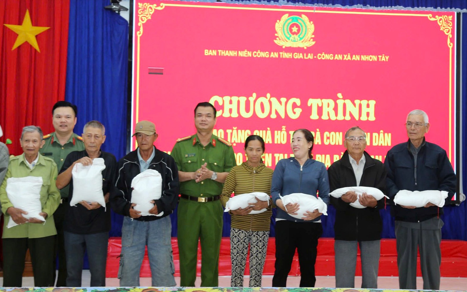 Những nhu yếu phẩm thiết yếu được trao đến tay bà con vùng lũ