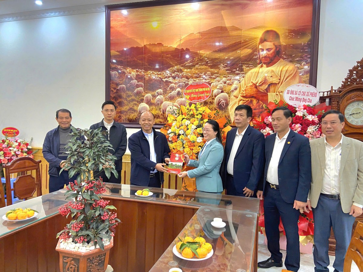 Lãnh đạo Ủy ban MTTQ Việt Nam thành phố Hà Nội chúc mừng Giáng sinh Giáo xứ Bằng Sở- Ảnh 9.