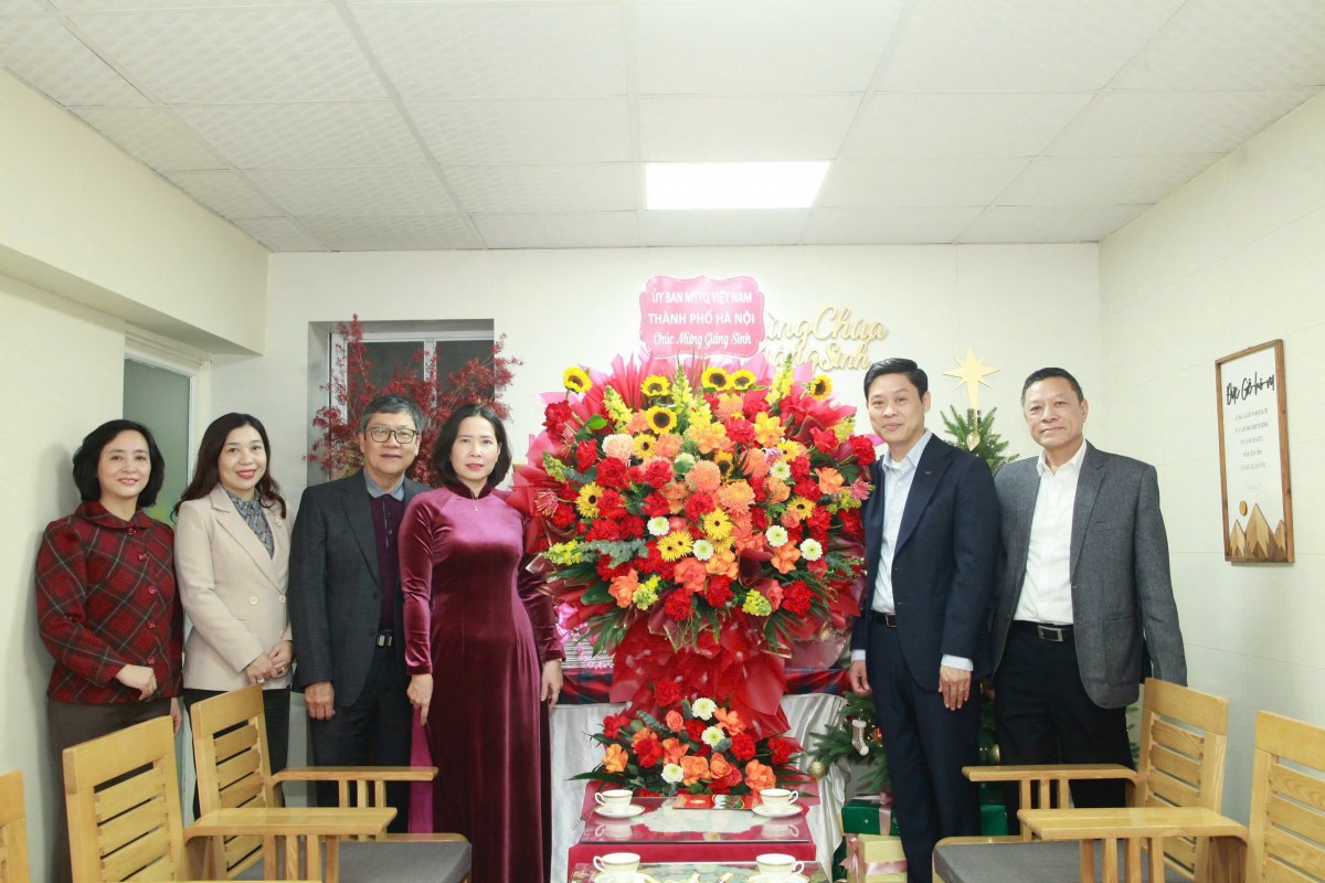 Lãnh đạo Ủy ban MTTQ Việt Nam thành phố Hà Nội chúc mừng Giáng sinh Giáo xứ Bằng Sở- Ảnh 7.