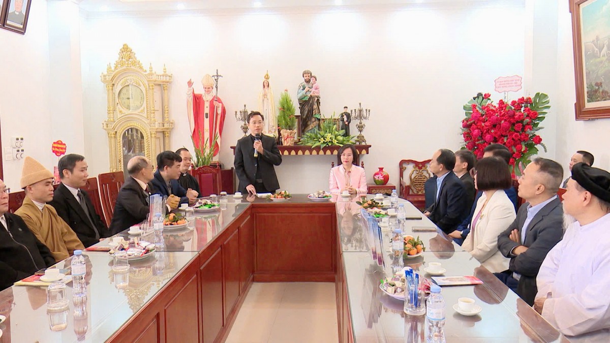 Lãnh đạo Ủy ban MTTQ Việt Nam thành phố Hà Nội chúc mừng Giáng sinh Giáo xứ Bằng Sở- Ảnh 2.