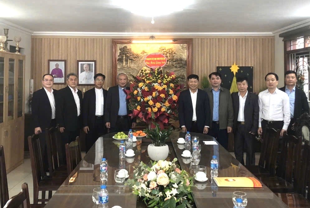 Lãnh đạo Ủy ban MTTQ Việt Nam thành phố Hà Nội chúc mừng Giáng sinh Giáo xứ Bằng Sở- Ảnh 5.