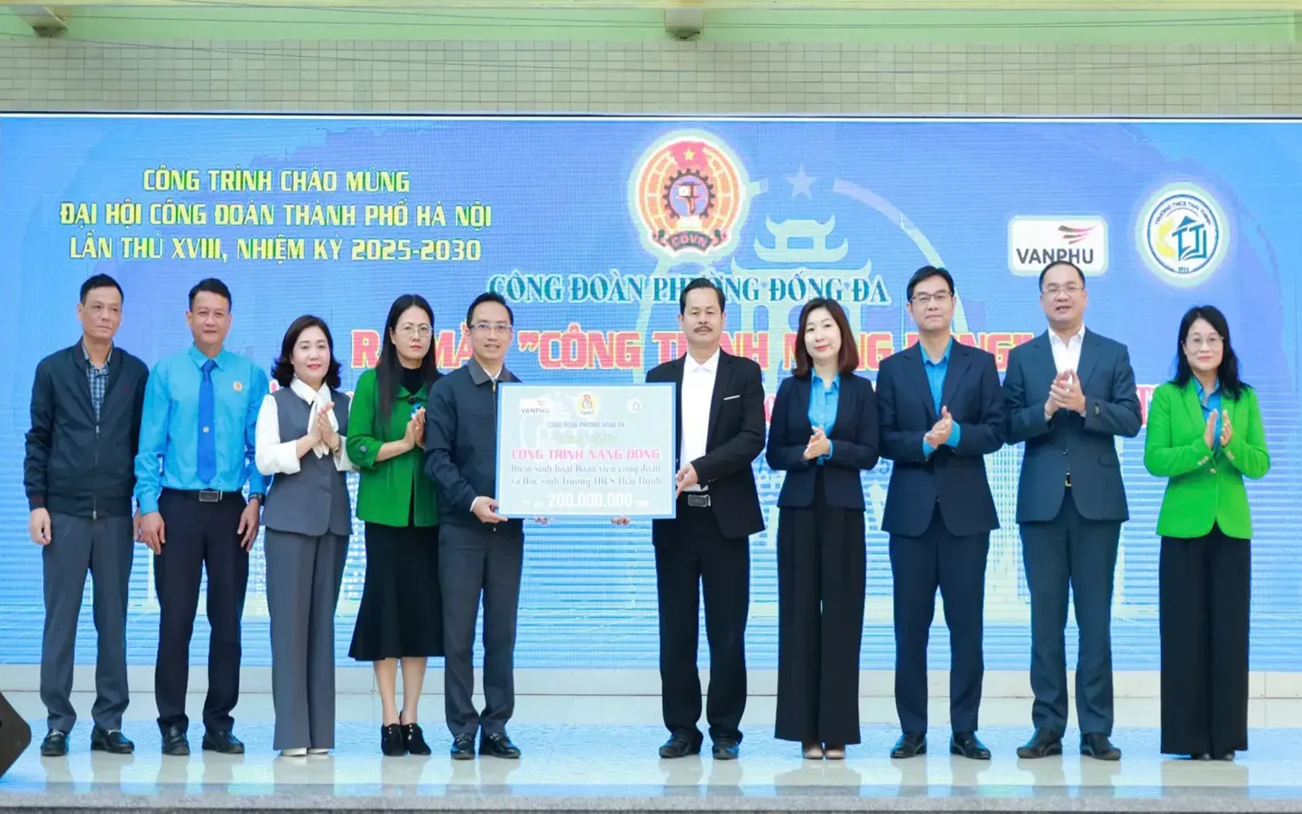 ការប្រគល់ផ្លាកសញ្ញាសម្រាប់ Trao biển bàn giao “Công trình năng động - Điểm sinh hoạt đoàn viên công đoàn và học sinh”.