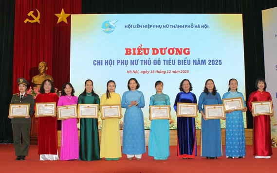 Phó Chủ tịch Ủy ban MTTQ Việt Nam Thành phố, Chủ tịch Hội LHPN Hà Nội Lê Kim Anh trao khen thưởng 10 Chi hội phụ nữ Thủ đô tiêu biểu năm 2025.