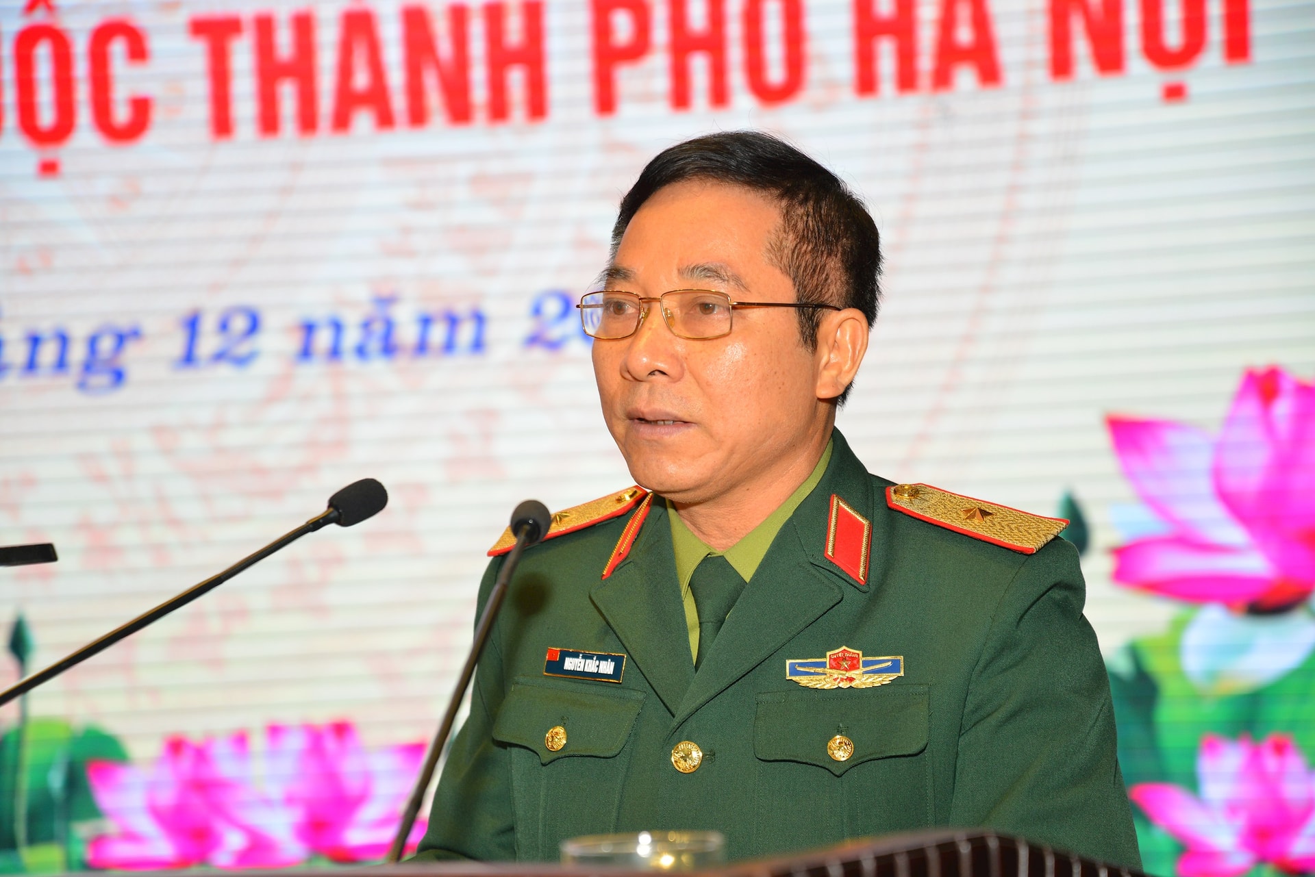 Trao tặng Tượng chân dung Chủ tịch Hồ Chí Minh cho các xã, phường Thành phố- Ảnh 1.