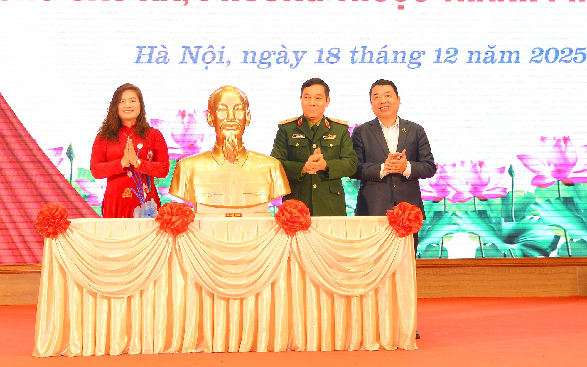 Lãnh đạo Ban Tuyên giáo và Dân vận Thành ủy và Bộ Tư lệnh Thủ đô Hà Nội trao tặng Tượng chân dung Chủ tịch Hồ Chí Minh cho đại diện các xã, phường