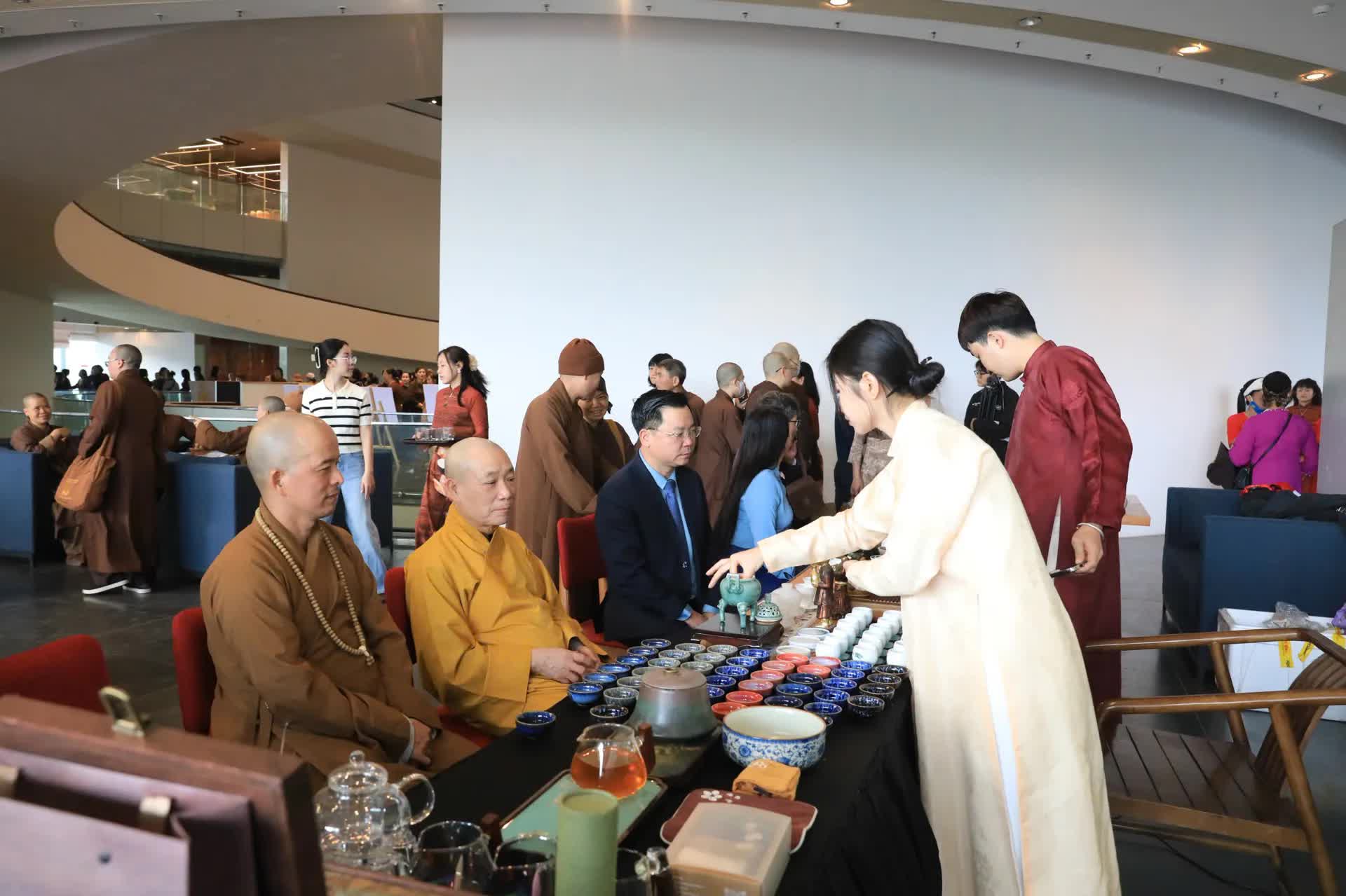 Khai mạc chuỗi hoạt động “Phật giáo đồng hành xây dựng và phát triển Thủ đô văn minh, hiện đại, hạnh phúc”- Ảnh 3.