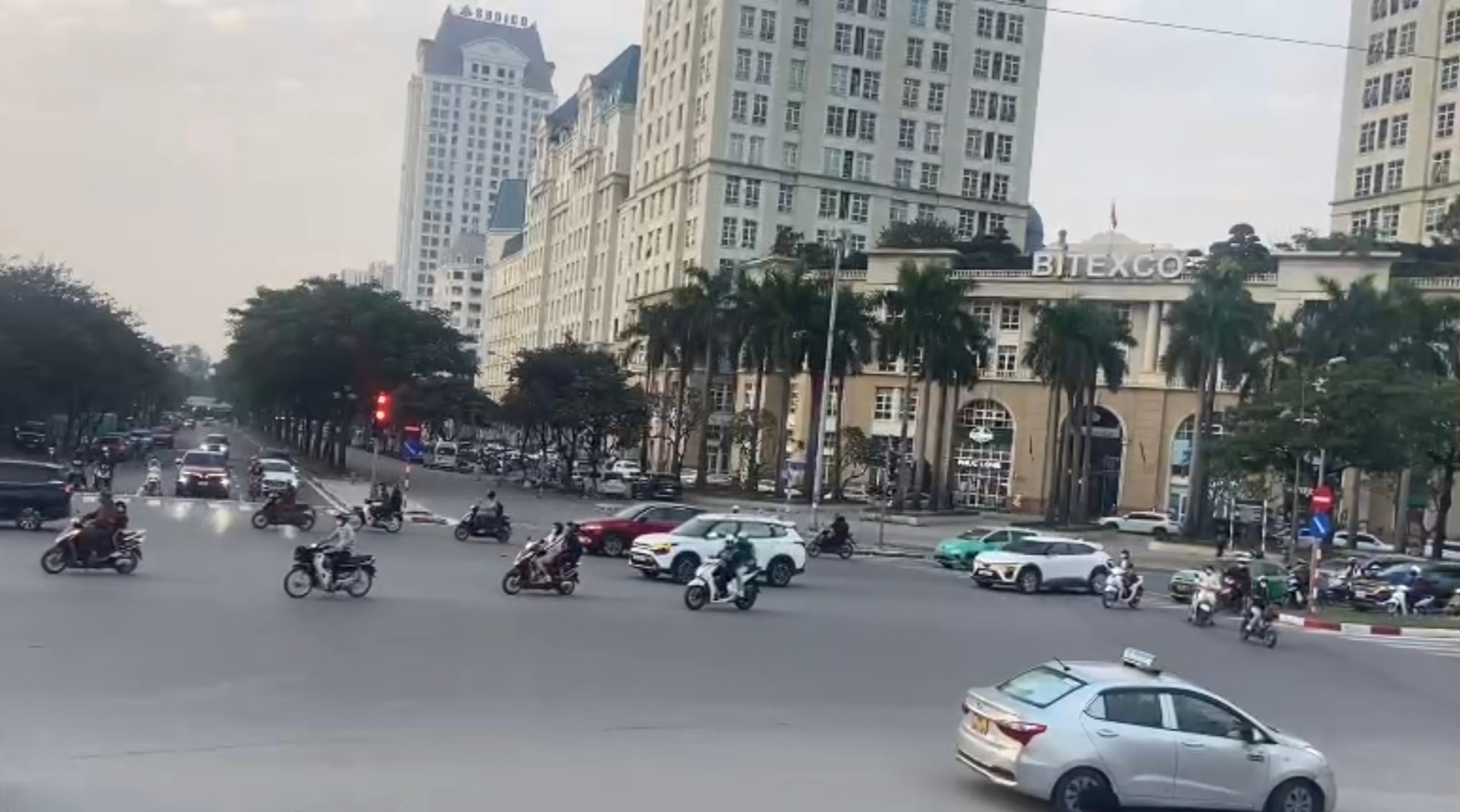 12 nút giao thông ở Hà Nội giảm ùn tắc rõ rệt- Ảnh 1.