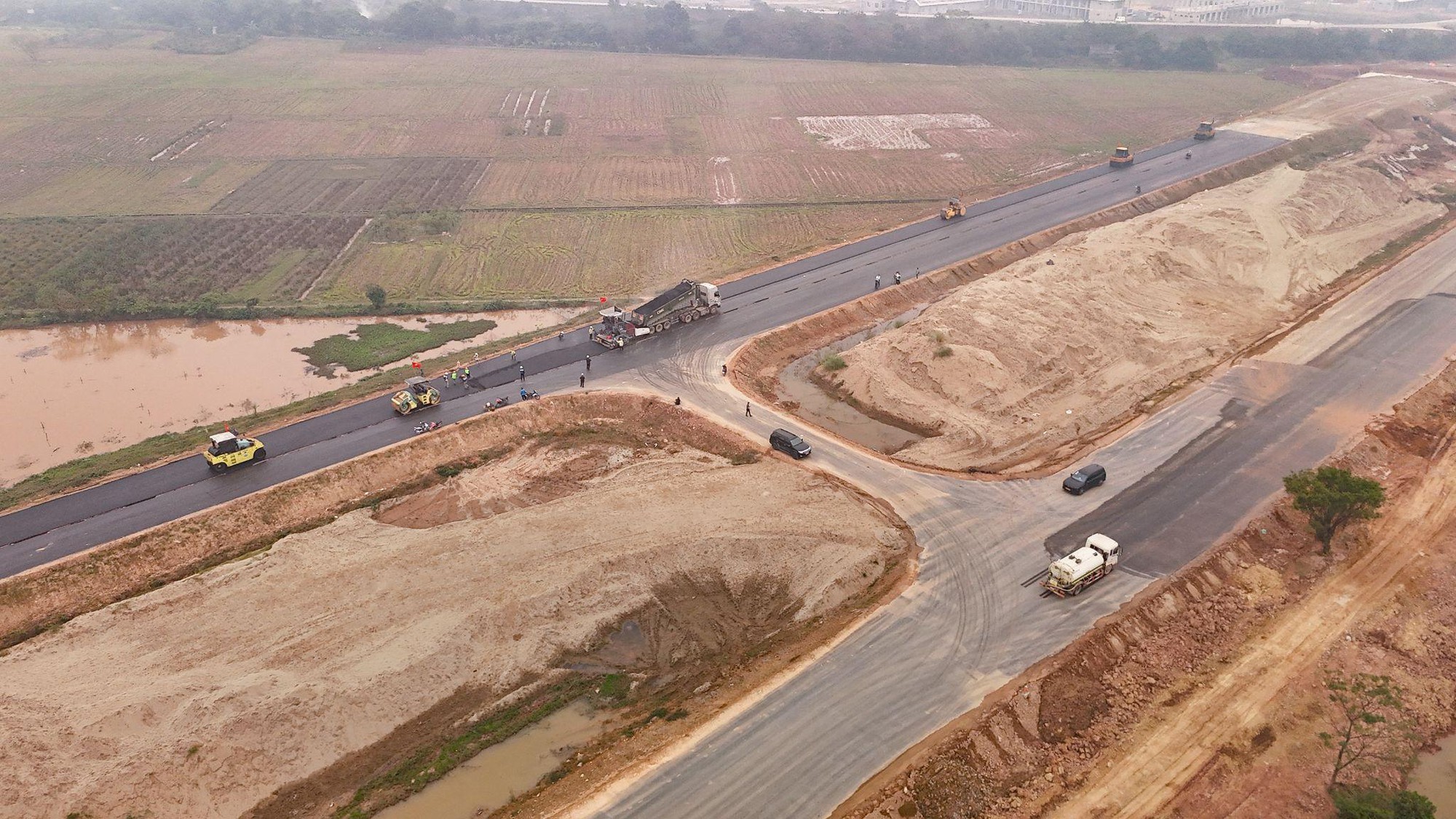 "Đếm ngược ngày về đích" trên công trường dự án Vành đai 4 - Vùng Thủ đô- Ảnh 7.