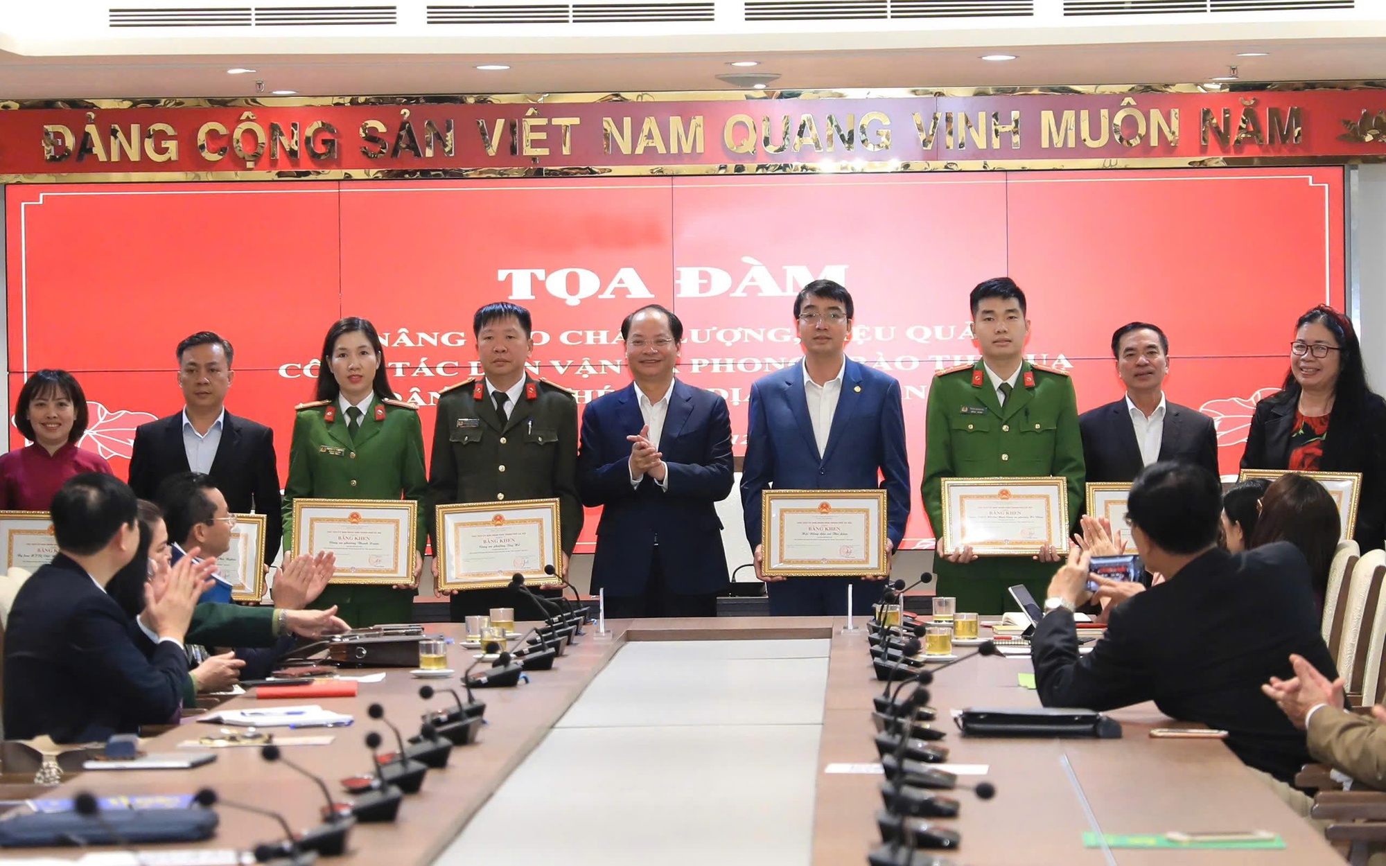 Trưởng ban Tuyên giáo và Dân vận Thành ủy Hà Nội Nguyễn Doãn Toản trao Bằng khen tặng các tập thể có thành tích xuất sắc.