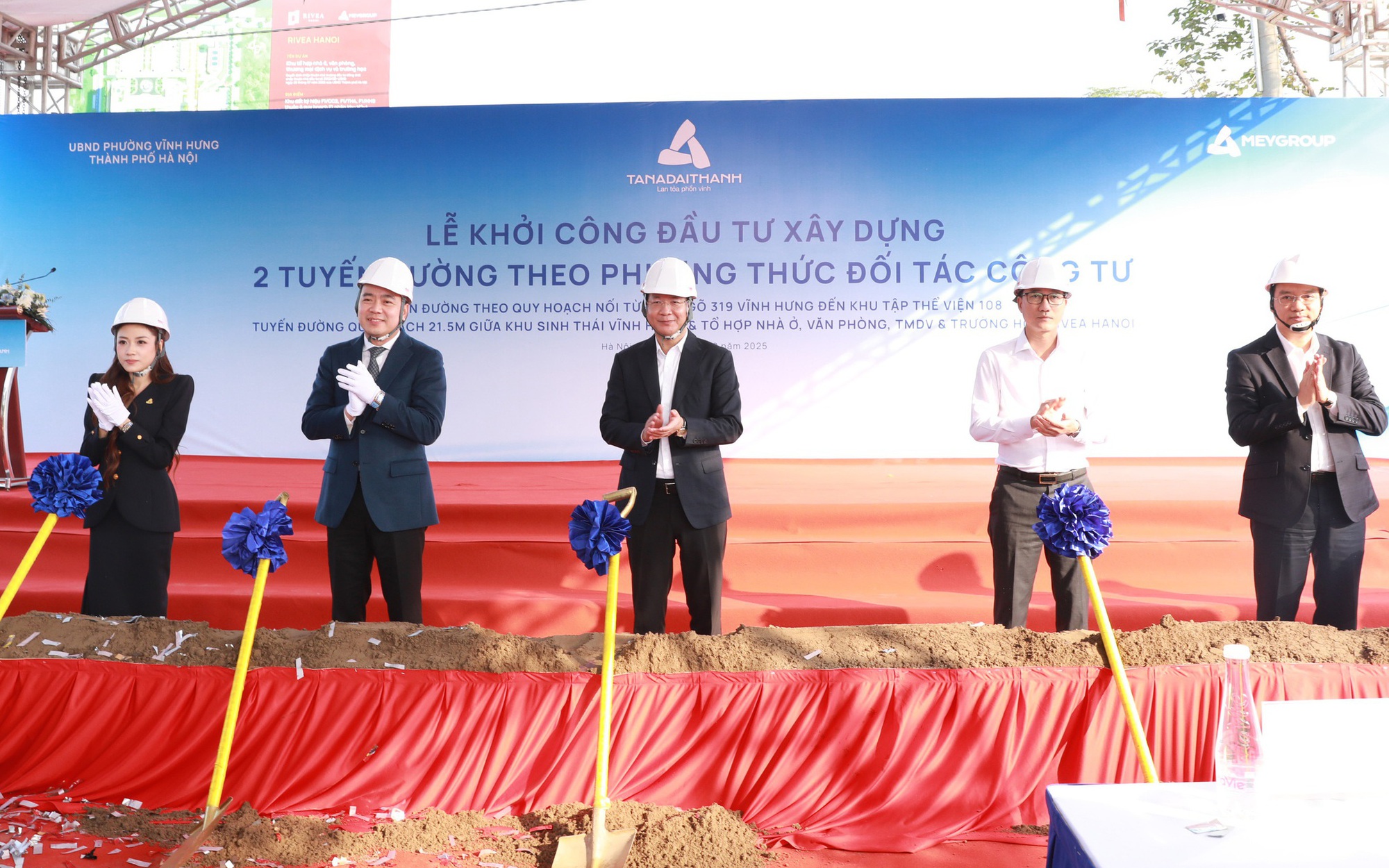 Các đại biểu thực hiện nghi thức khởi công dự án