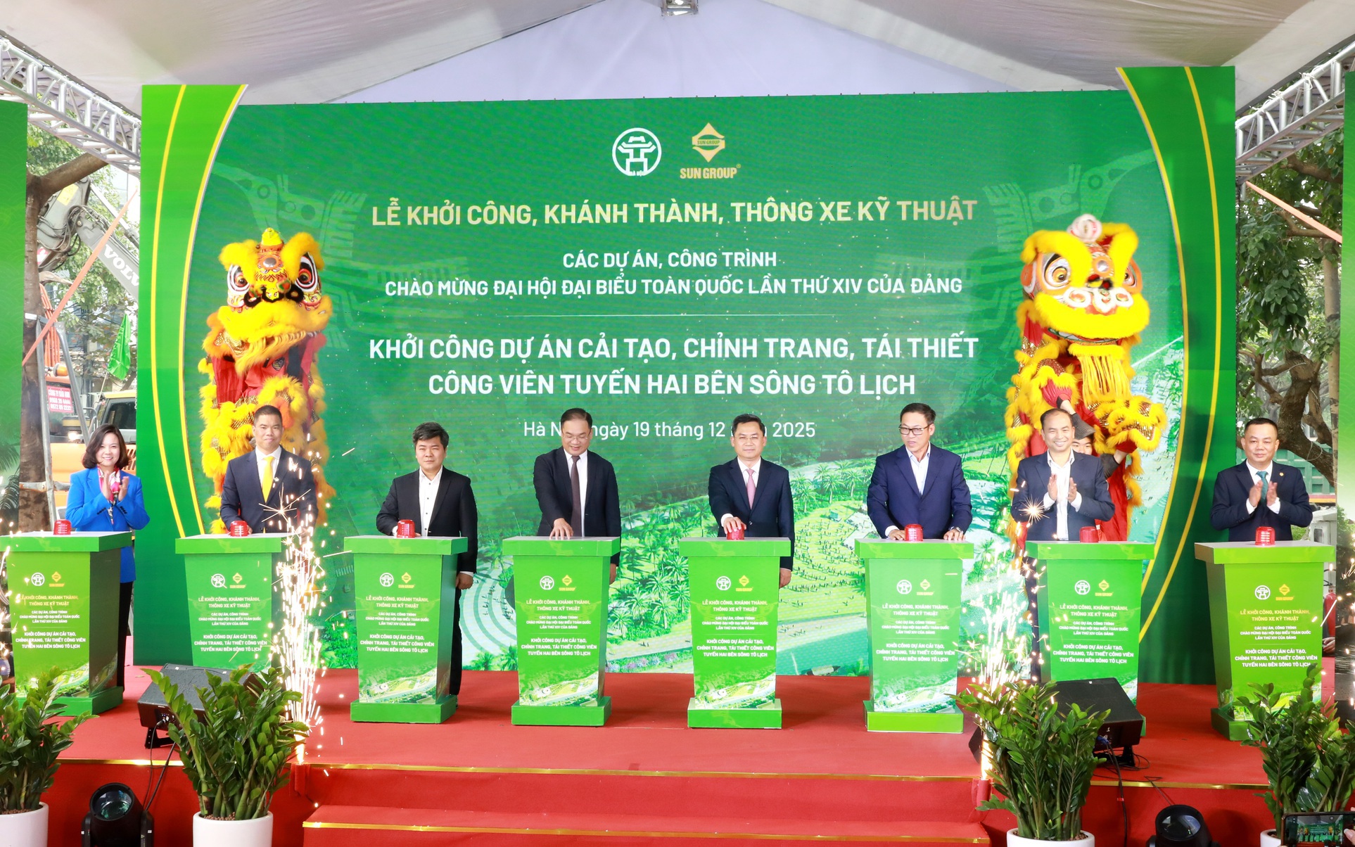 Các đại biểu bấm nút khởi công Dự án