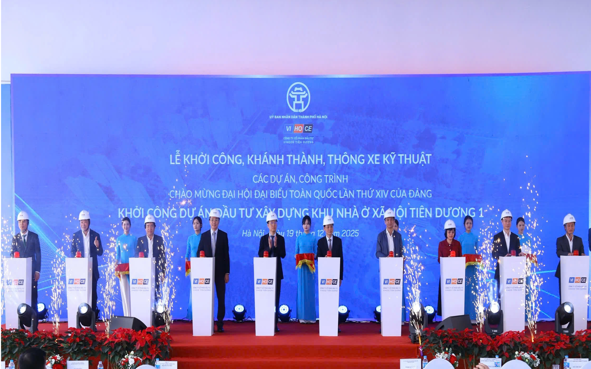 Các đại biểu thực hiện nghi thức khởi công.