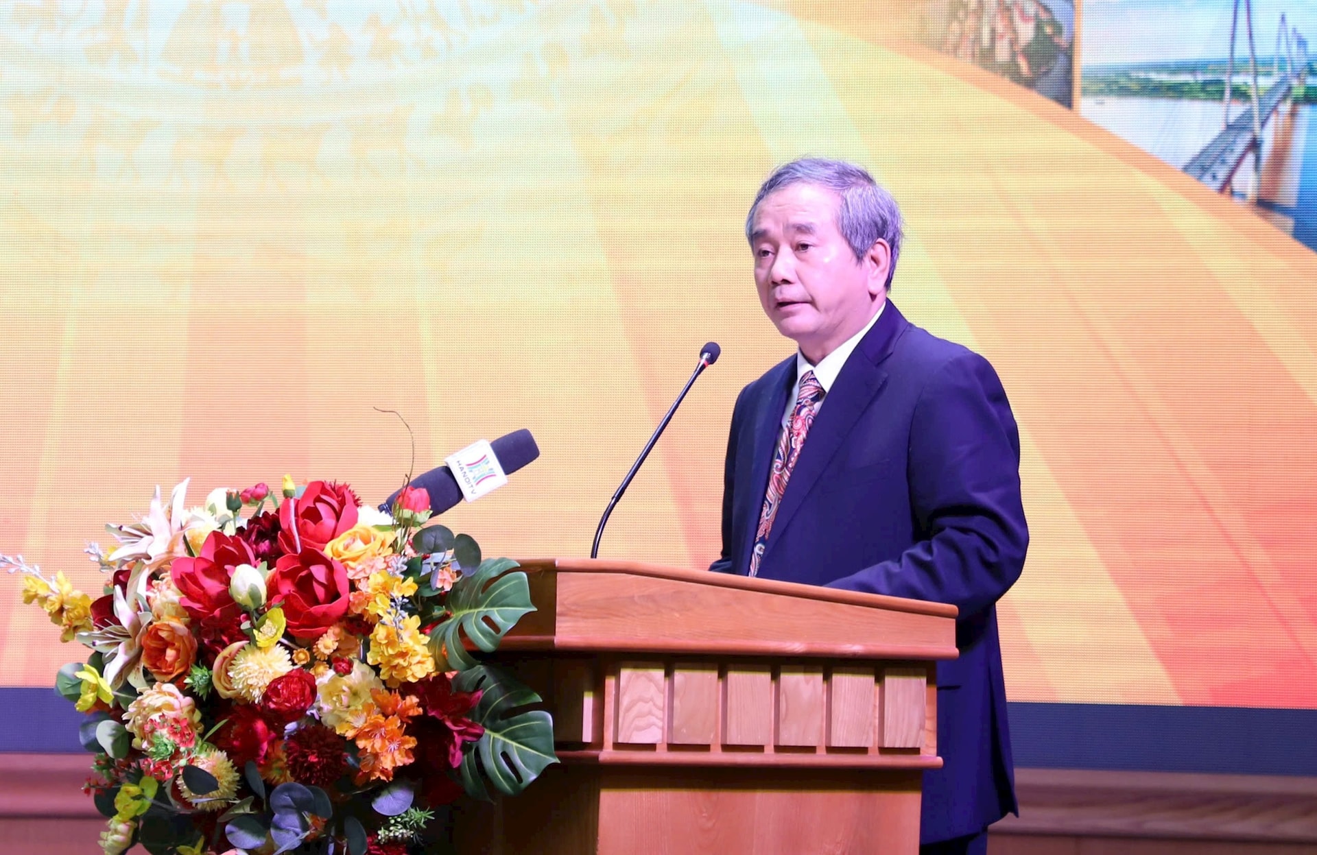 Hội thảo khoa học Thủ đô Hà Nội trong kỷ nguyên phát triển mới- Ảnh 4.