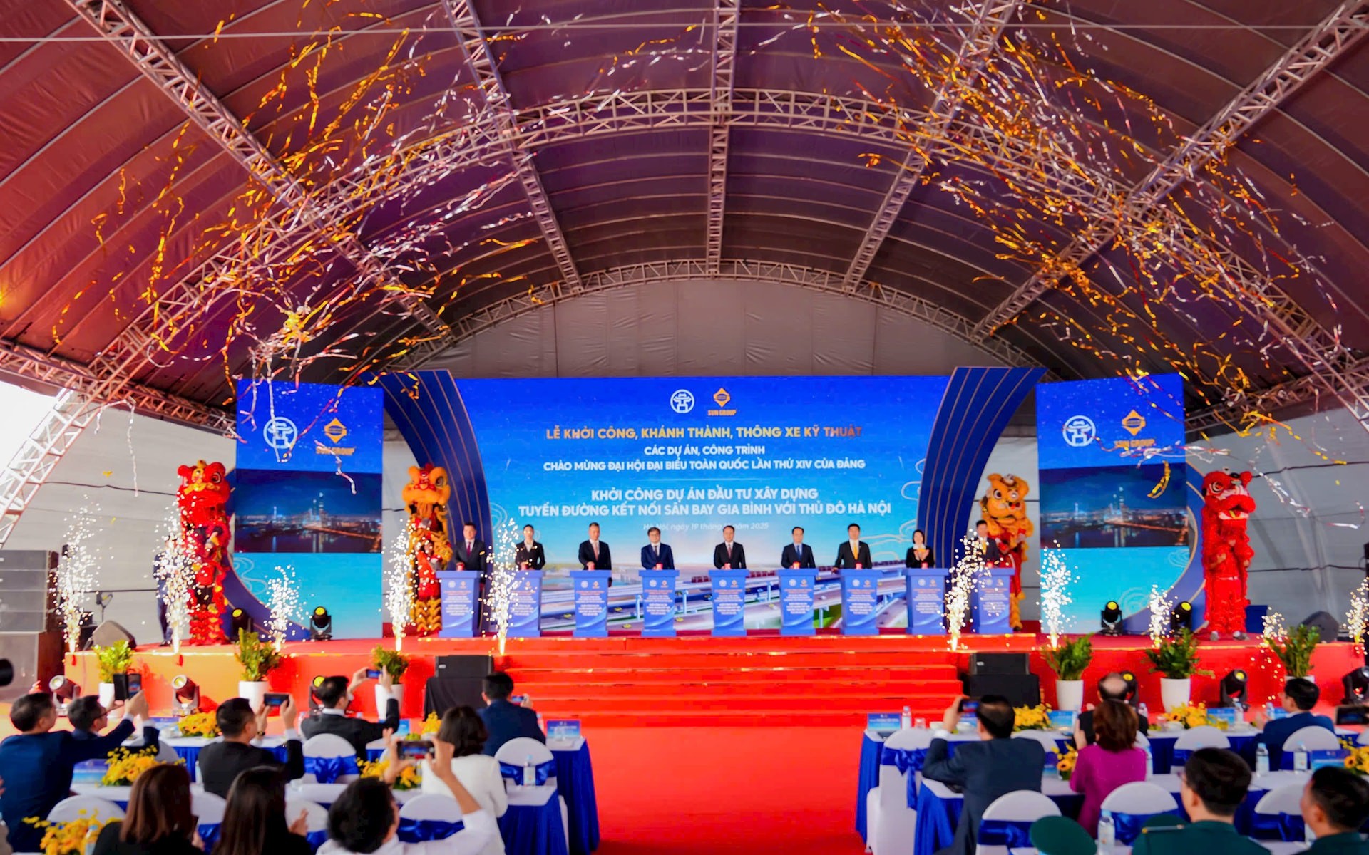 Các đại biểu ấn nút khởi công dự án