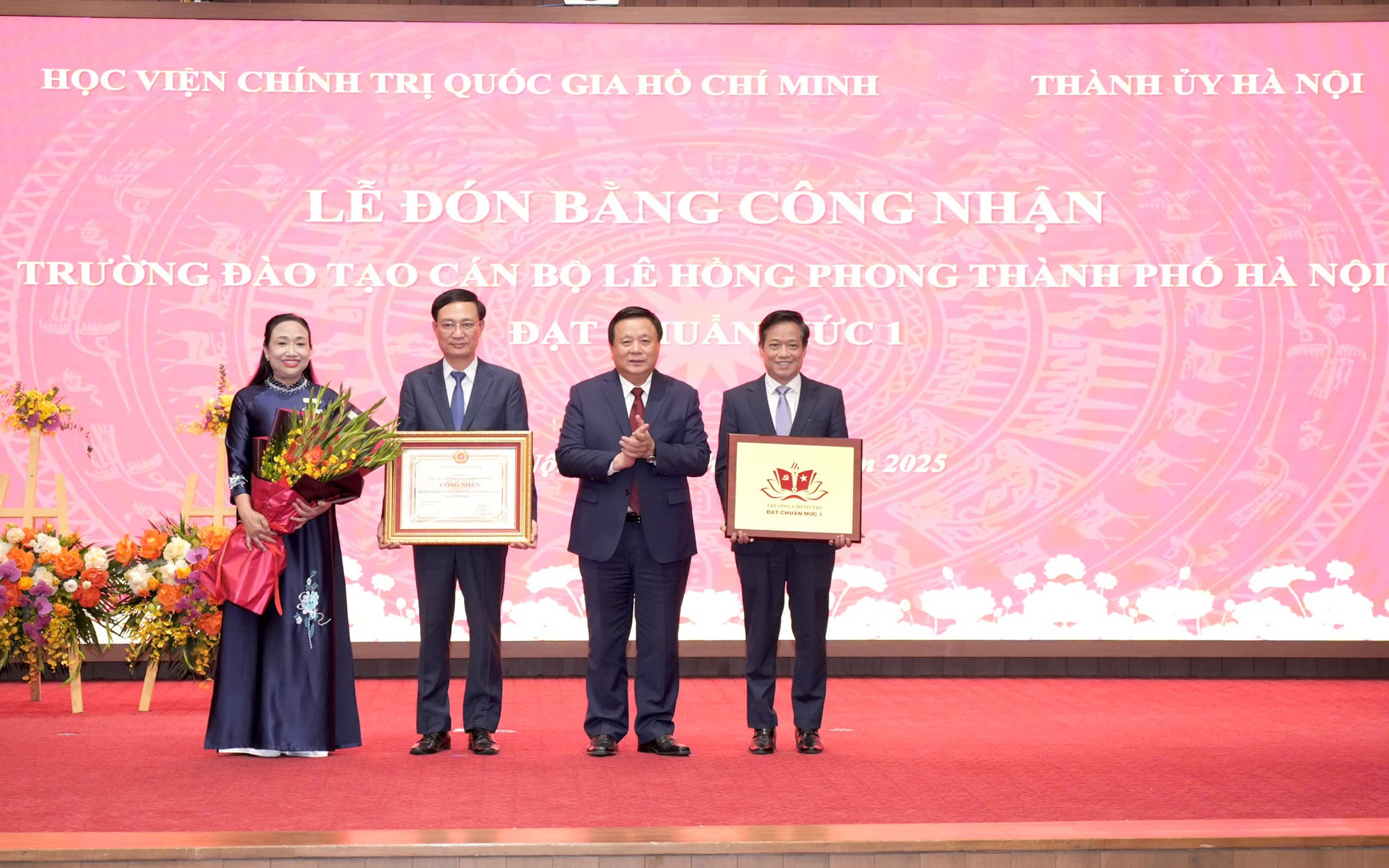 GS.TS Nguyễn Xuân Thắng, Ủy viên Bộ Chính trị, Giám đốc Học viện Chính trị quốc gia Hồ Chí Minh trao Bằng công nhận cho Trường Đào tạo cán bộ Lê Hồng Phong