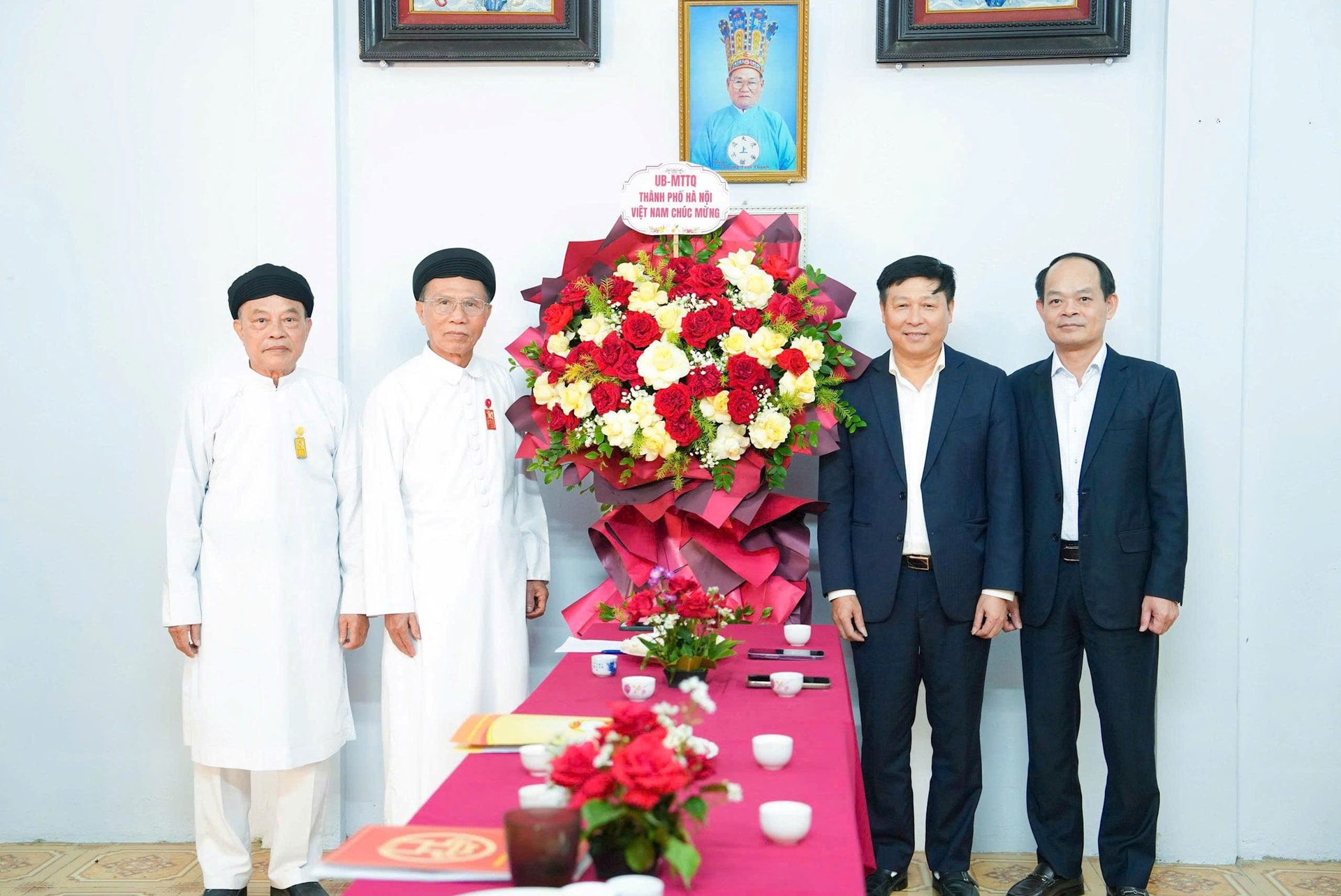 Chủ tịch Ủy ban MTTQ Việt Nam Thành phố Bùi Huyền Mai thăm, chúc mừng Họ đạo Cao Đài Thủ đô- Ảnh 6.