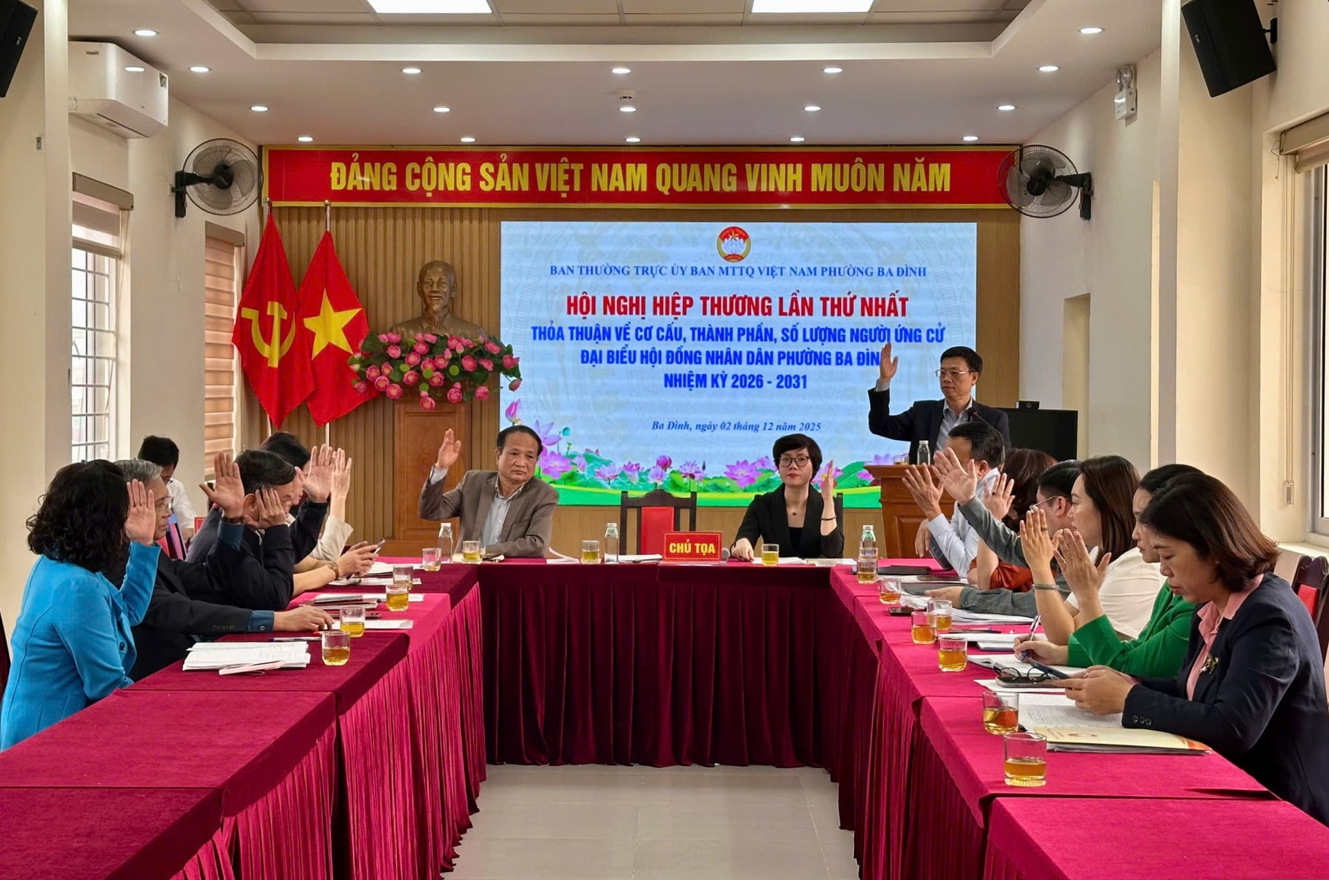 바딘성 유권자들은 도시 질서와 문명에 대한 시범 모델 구역의 효과를 높이 평가했습니다. - 사진 4. Cử tri Ba Đình đánh giá cao hiệu quả việc thí điểm phường kiểu mẫu về trật tự, văn minh đô thị- Ảnh 4.