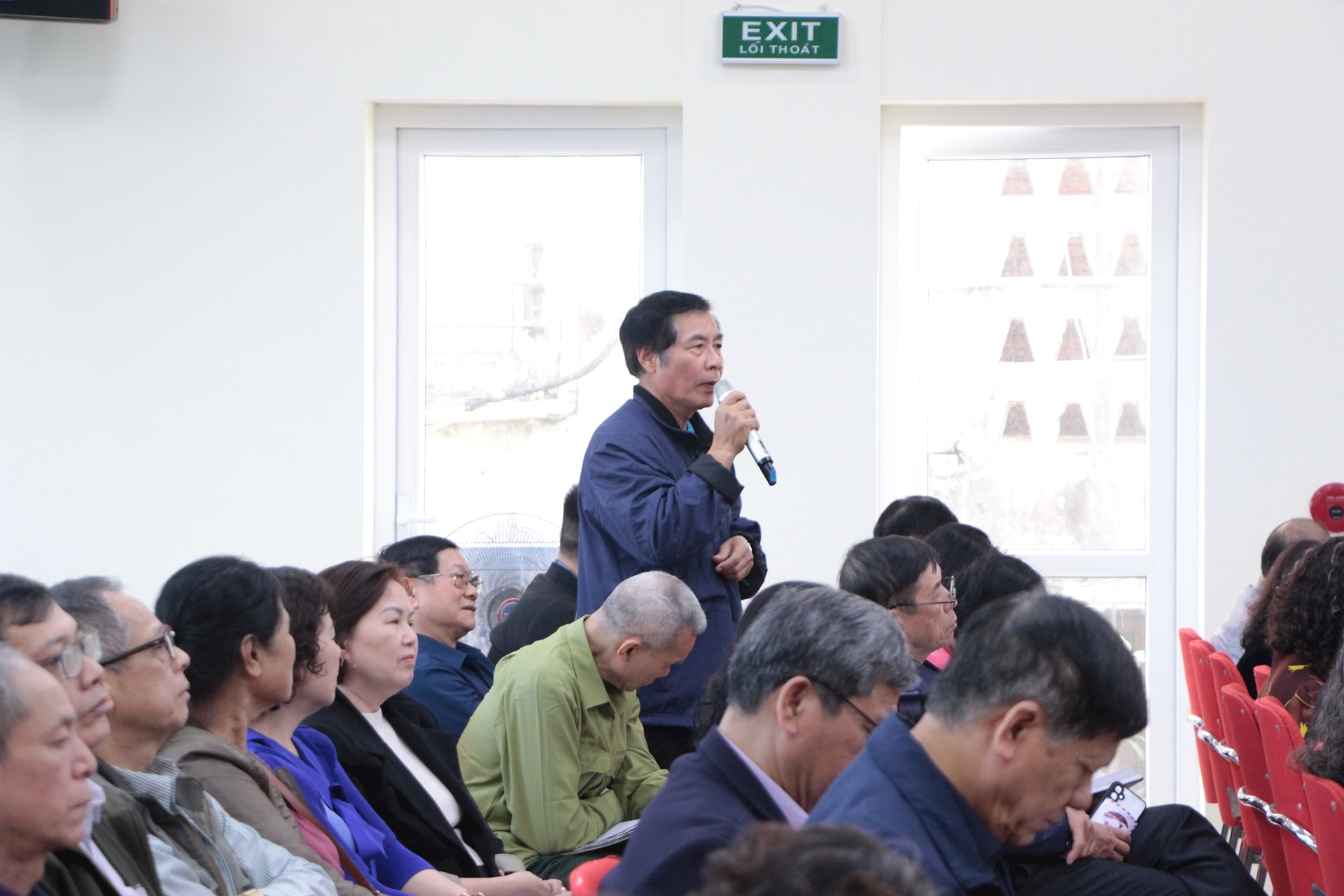 바딘성 유권자들은 도시 질서와 문명에 대한 시범 모델 구역의 효과를 높이 평가했습니다. - 사진 1. Cử tri Ba Đình đánh giá cao hiệu quả việc thí điểm phường kiểu mẫu về trật tự, văn minh đô thị- Ảnh 1.