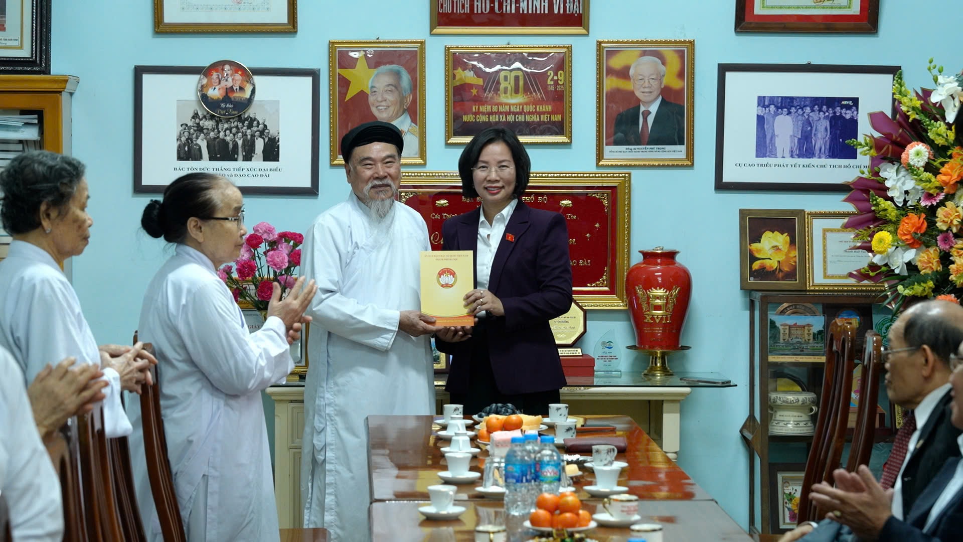 Chủ tịch Ủy ban MTTQ Việt Nam Thành phố Bùi Huyền Mai thăm, chúc mừng Họ đạo Cao Đài Thủ đô- Ảnh 2.