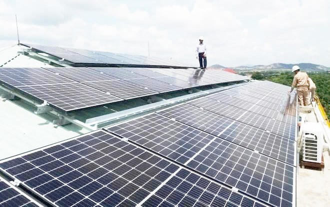 Tổng công ty Điện lực thành phố Hà Nội hỗ trợ khách hàng lắp đặt hệ thống điện mặt trời mái nhà.