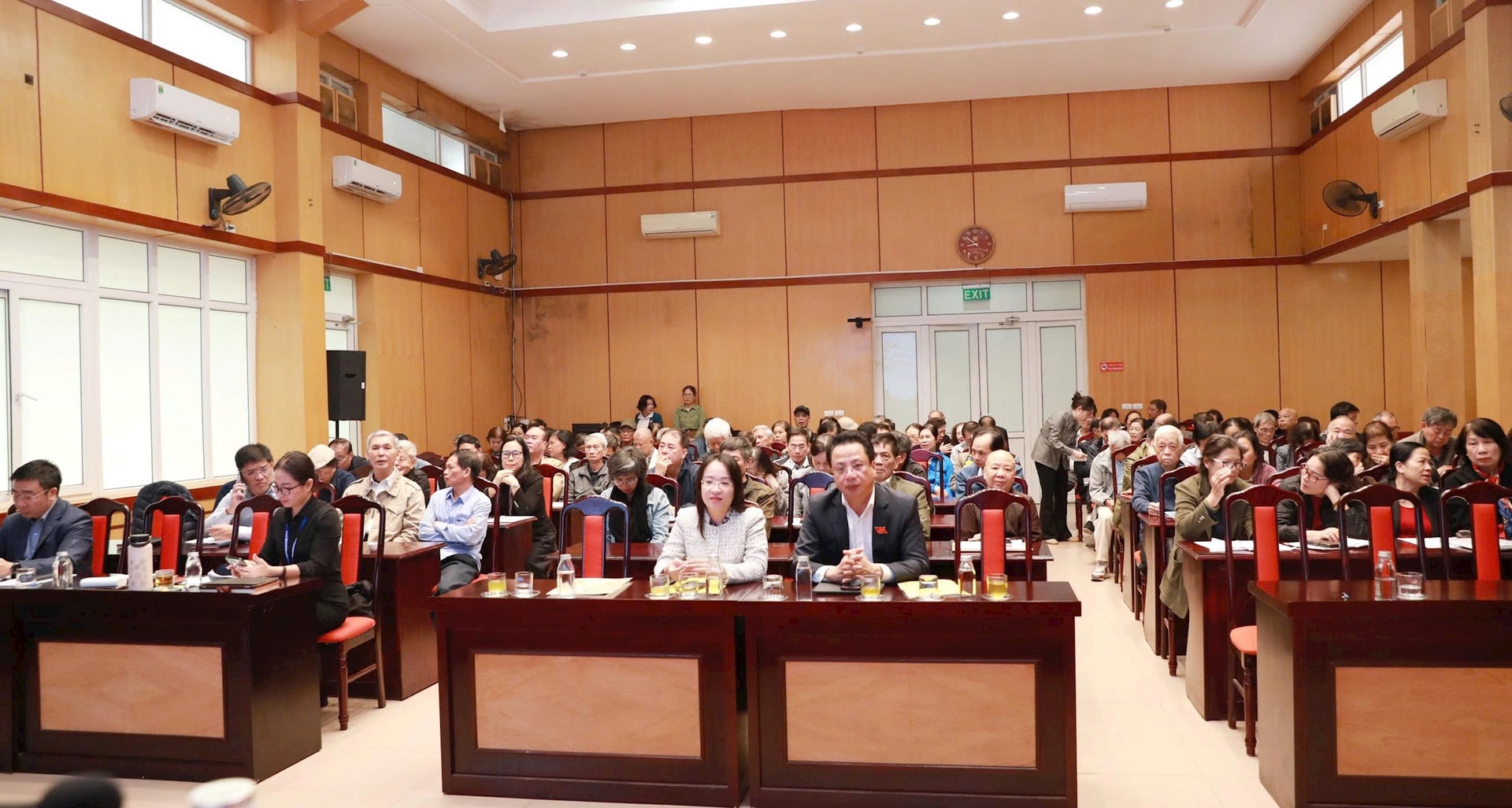 Hai Ba Trung Ward People's Council meets voters before the third session - Photo 1. HĐND phường Hai Bà Trưng tiếp xúc cử tri trước kỳ họp thứ ba- Ảnh 1.