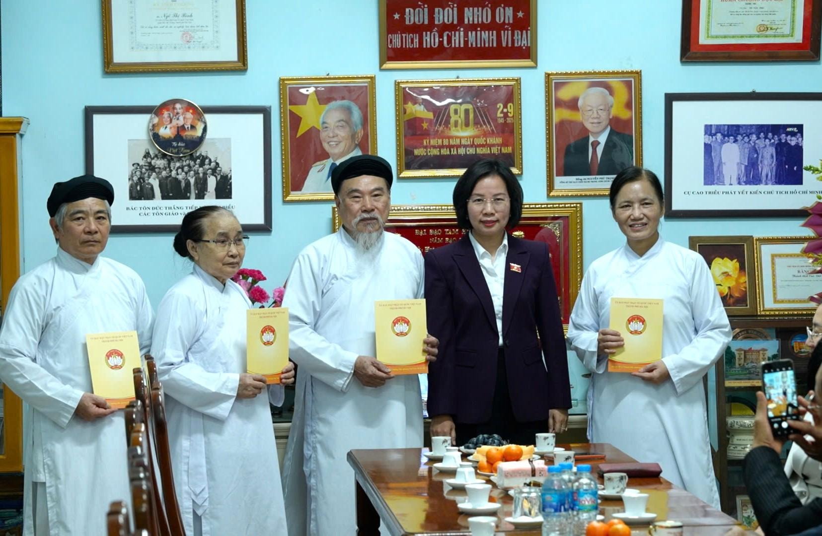Chủ tịch Ủy ban MTTQ Việt Nam Thành phố Bùi Huyền Mai thăm, chúc mừng Họ đạo Cao Đài Thủ đô- Ảnh 4.